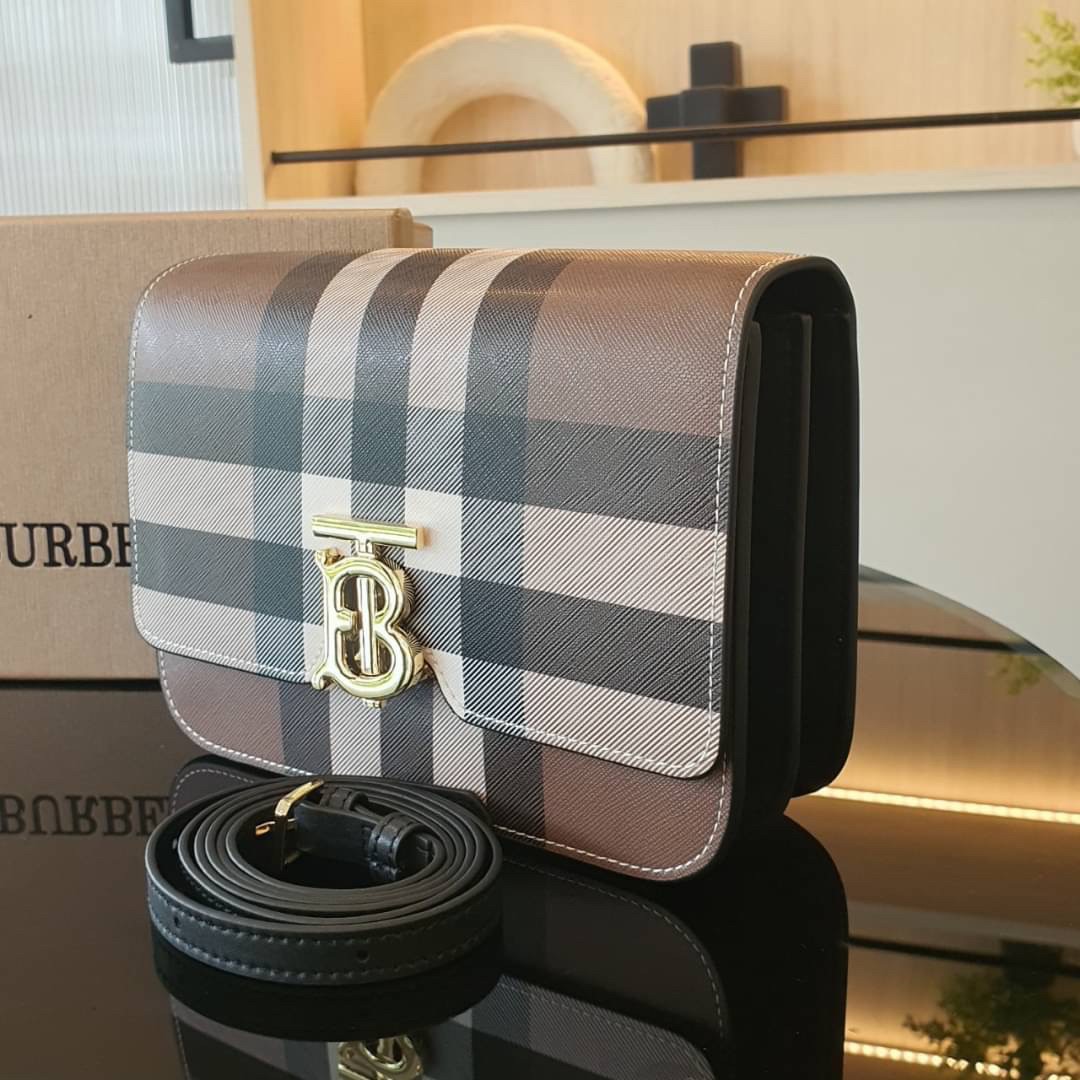 BURBERRY FRAGRANCES CROSSBODY BAG / BURBERRY FRAGRANCES QUITED LAMBSKIN BAG ตัวกระเป๋าเป็นหนัง Lambskin นิ่มสวยหรูดูดี เปิดปิดด้วยฝาปิดสัญลักษณ์รูปตัว B ภายในโล่งกว้าง