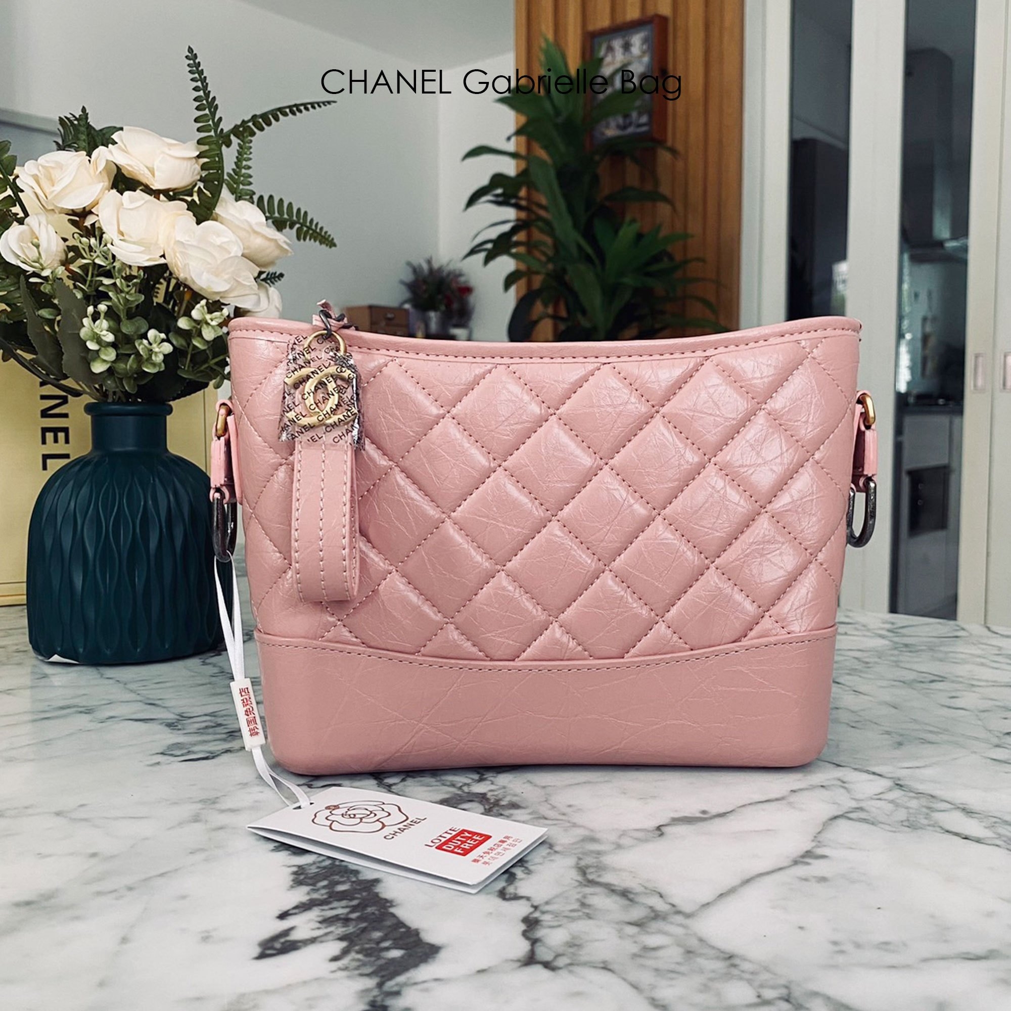 CHANEL Gabrielle Bag กระเป๋าสะพายซิกเนเจอร์สวยคลาสสิค สีชมพูพาสเทล ดีไซน์ไม่เหมือนใคร เป็นเอกลักษณ์ ใช้งานได้หลากหลาย สะพายได้ไม่ซ้ำ