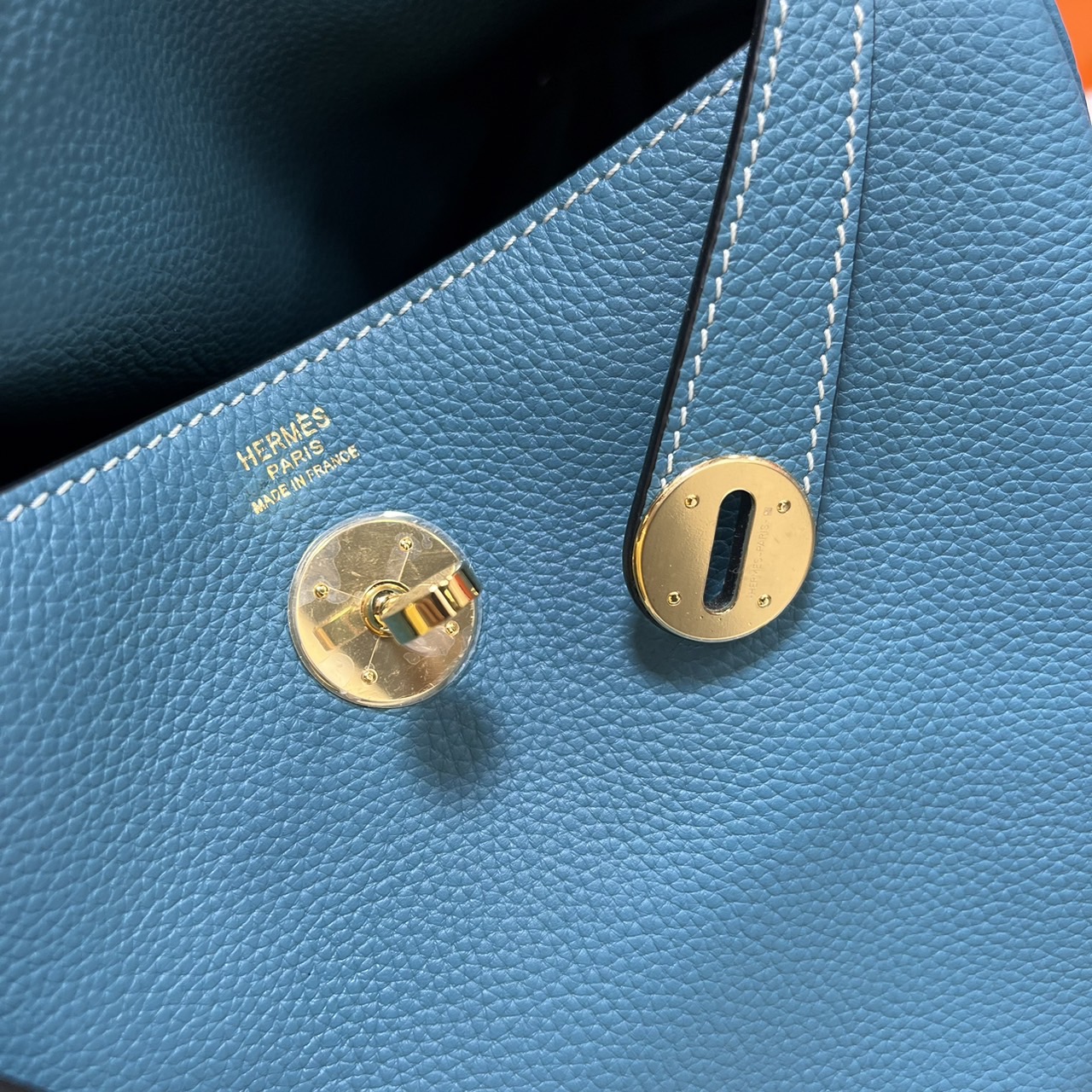 พร้อมส่ง 15 สี HERMES Lindy 26 bag กระเป๋าทรงโท้ทหนังสวยอย่างดี เอกลักษณ์ของความเรียบหรูไฮคลาสอย่างสมบูรณ์แบบ เกรดออริ สลับแท้ งานสวยตามรูป ใช้งานต่างประเทศได้