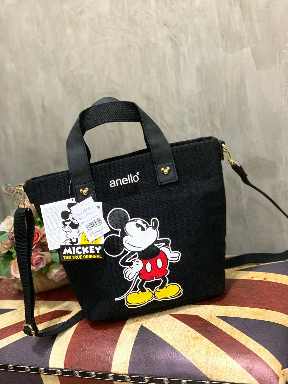 ANELLO MICKEY LIMITED EDITION MEDIUM DT-G004 เอาใจวัยรุ่นกับอีกหนึ่งคอลเลคชั่นน่าสะสมจากมิกกี้ เมาส์และมินนี่ เมาส์ ที่วาดลวดลายของตัวการ์ตูนยอดฮิตลงบนกระเป๋าให้เป็นซิกเนเจอร์กับรูปแบบทรง medium tote ขนาดกลางกำลังดี อีกทั้งยังเลือกใช้วัสดุอย่างผ้า Canvas 