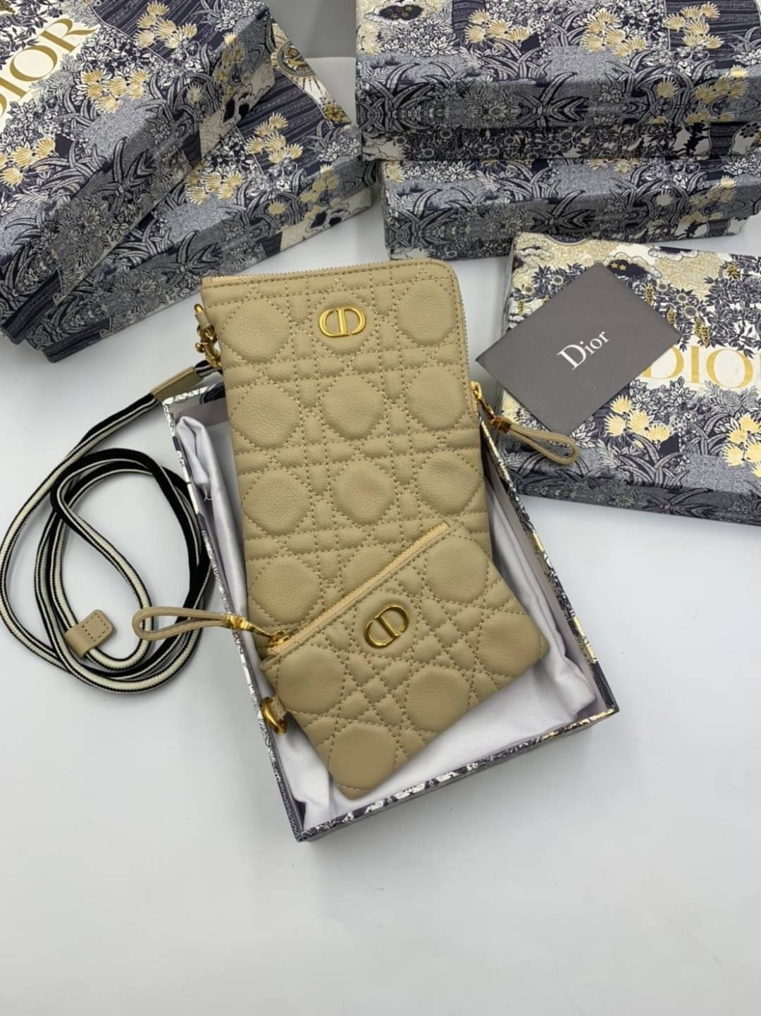 VIP 】CHRISTIAN DIOR PHONE BAG 2 in 1 DOUBLE BAG กระเป๋าเซ็ท 2 ใบ มีสายสะพายข้าง ถอดออกใช้งานได้ ถือว่าคุ้มมากๆเลยค่ะ สามารถใช้งานแยกกันได้ ใส่สายสะพายหรือ ถือได้ วัสดุหนังแท้ สวยงามนุ่มฟู น่ารักมากๆ เลยน้าาา