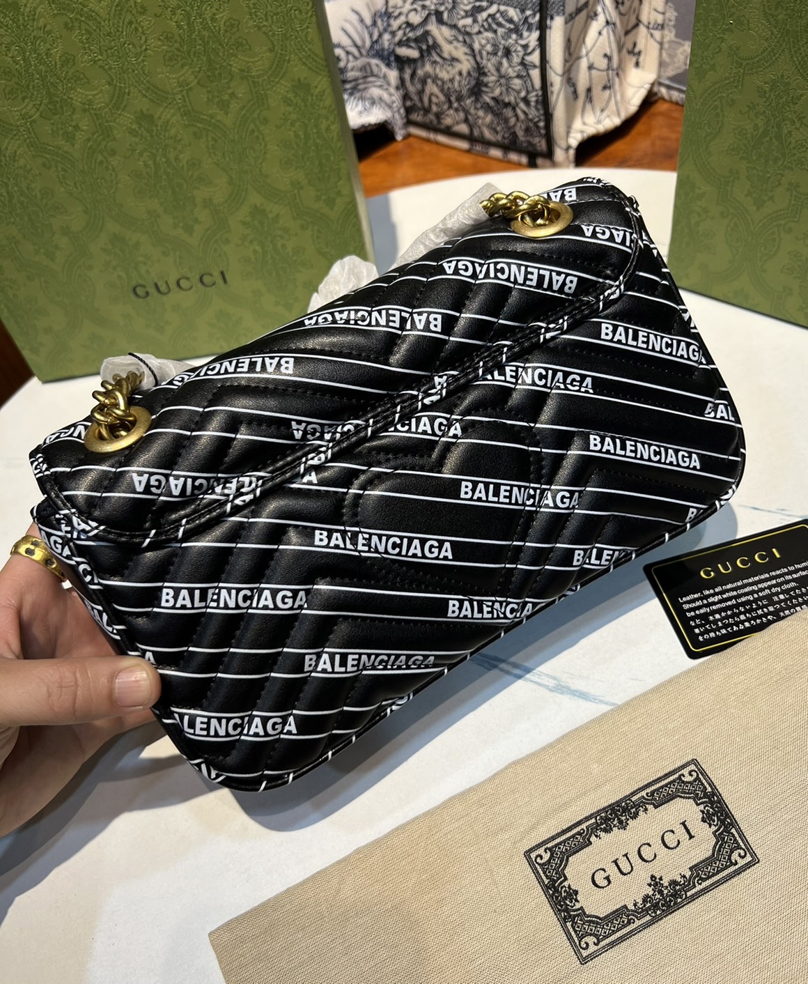 หนังแท้ GUCCI The Hacker Project small GG Marmont bag Balenciaga print leather คอลเลคชั่นผสมผสานเอกลักษณ์ความหรูของ 2 แบรนด์ดัง ที่ยอดขายดีตั้งแต่วันแรกที่ลง shop ด้วยรูปทรงที่กะทัดรัด ตอบโจทย์ได้ทุกลุค ทุกไลฟ์สไตล์ ใช้งานได้ง่ายคล่องตัว เรียกได้ว่าใครไม่