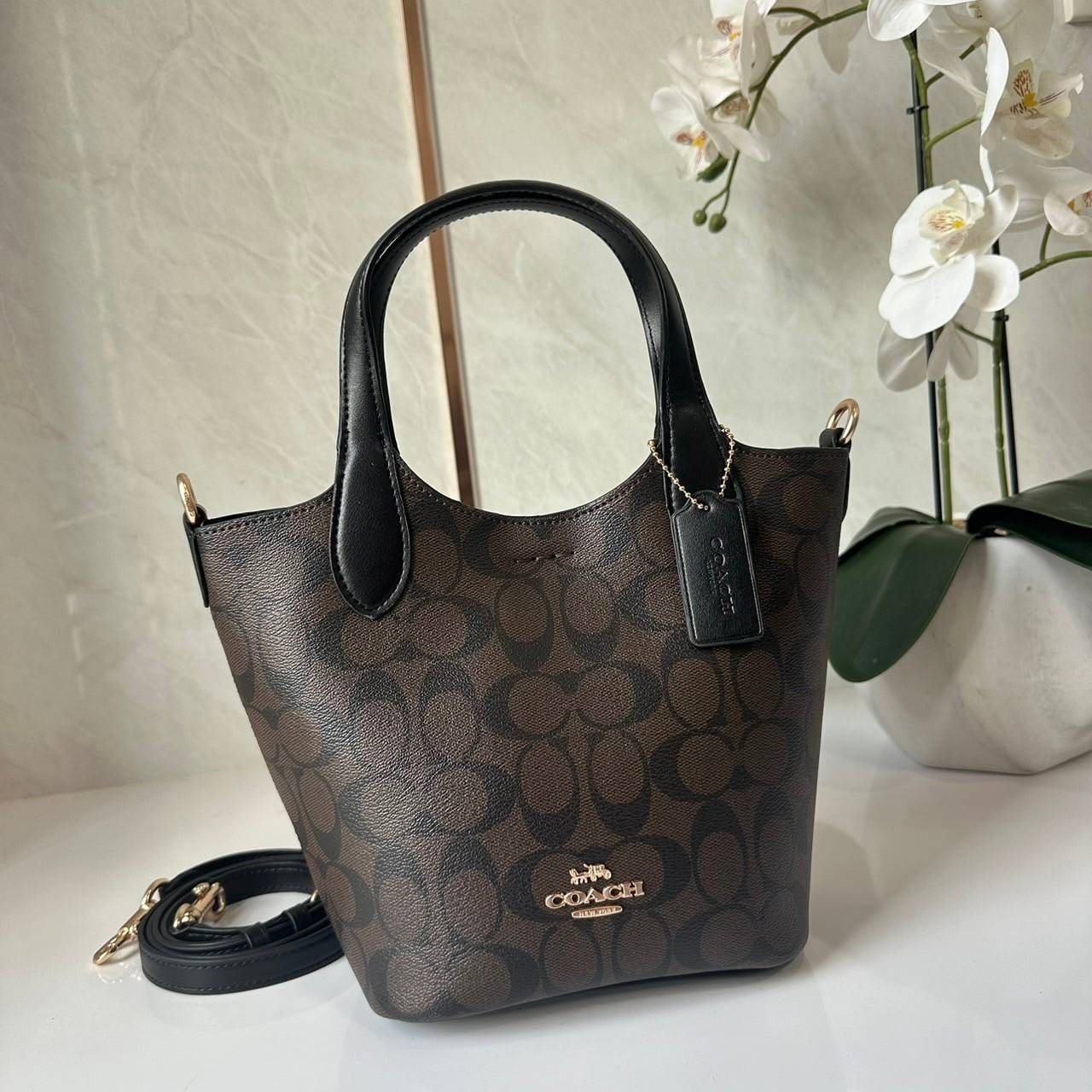 พร้อมส่ง 5 สี COACH HANNA BUCKET BAG กระเป๋าถือ/สะพายข้างทรงบักเก็ตรุ่นใหม่ดีไซน์เก๋น่ารัก เกรดท็อปออริ เกรดดีสุด สลับแท้ 1:1