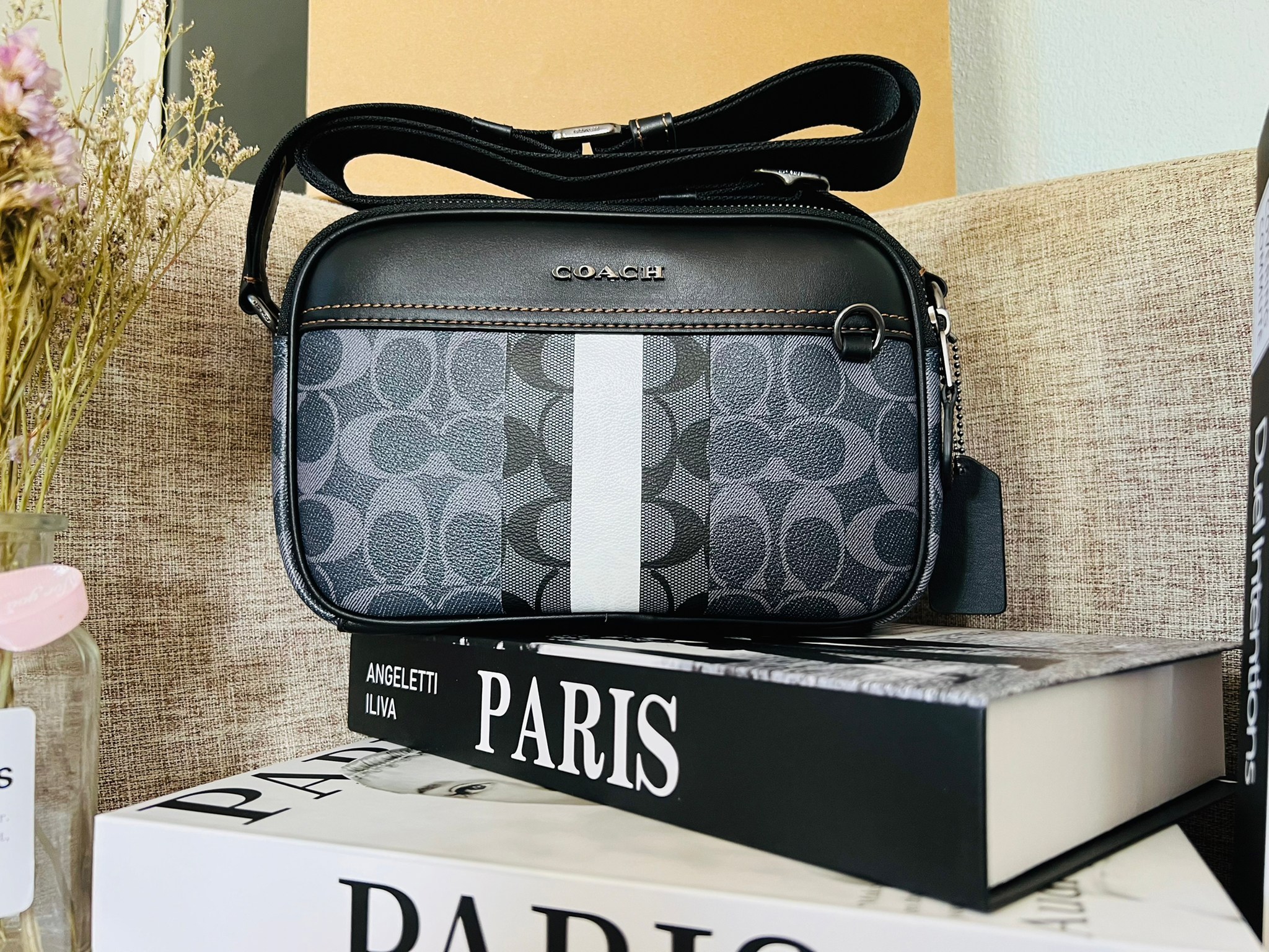 COACH Graham Crossbody In Blocked Signature C9965 กระเป๋าสะพายข้างผู้ชาย กระเป๋าผ้าเคลือบซิกเนเจอร์และหนังอย่างดี ภายในกระเป๋าเอนกประสงค์ ปิดซิปคู่ ซับในผ้า กระเป๋าสลิปด้านนอก สายปรับได้ยาว 25 นิ้ว สำหรับสะพายไหล่หรือสะพายข้าง