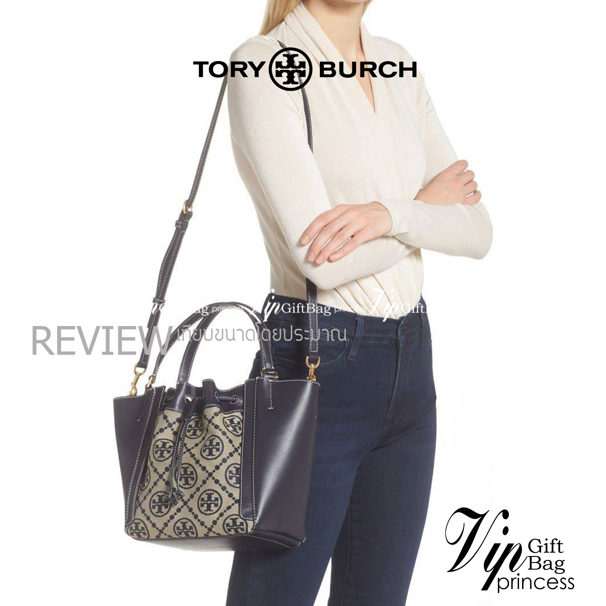 TORY BURCH MCGRAW DRAGONFLY IN MONOGRAM JACQUARD / Tory burch bucket สวยก่อนใคร ไม่ต้องพรีฯ กับกระเป๋าลายโมโนแกรมยอดฮิต ที่มาในรูปทรงดีไซน์ใหญ่ สวยเก๋ ไม่เหมือนใคร ไม่มีซ้ำ!! ใช้งานได้สะดวกด้วยหูจับในตัว และสายสะพายข้างเอามาปรับใช้สะพายได้ตามชอบ ด้านหน้าต
