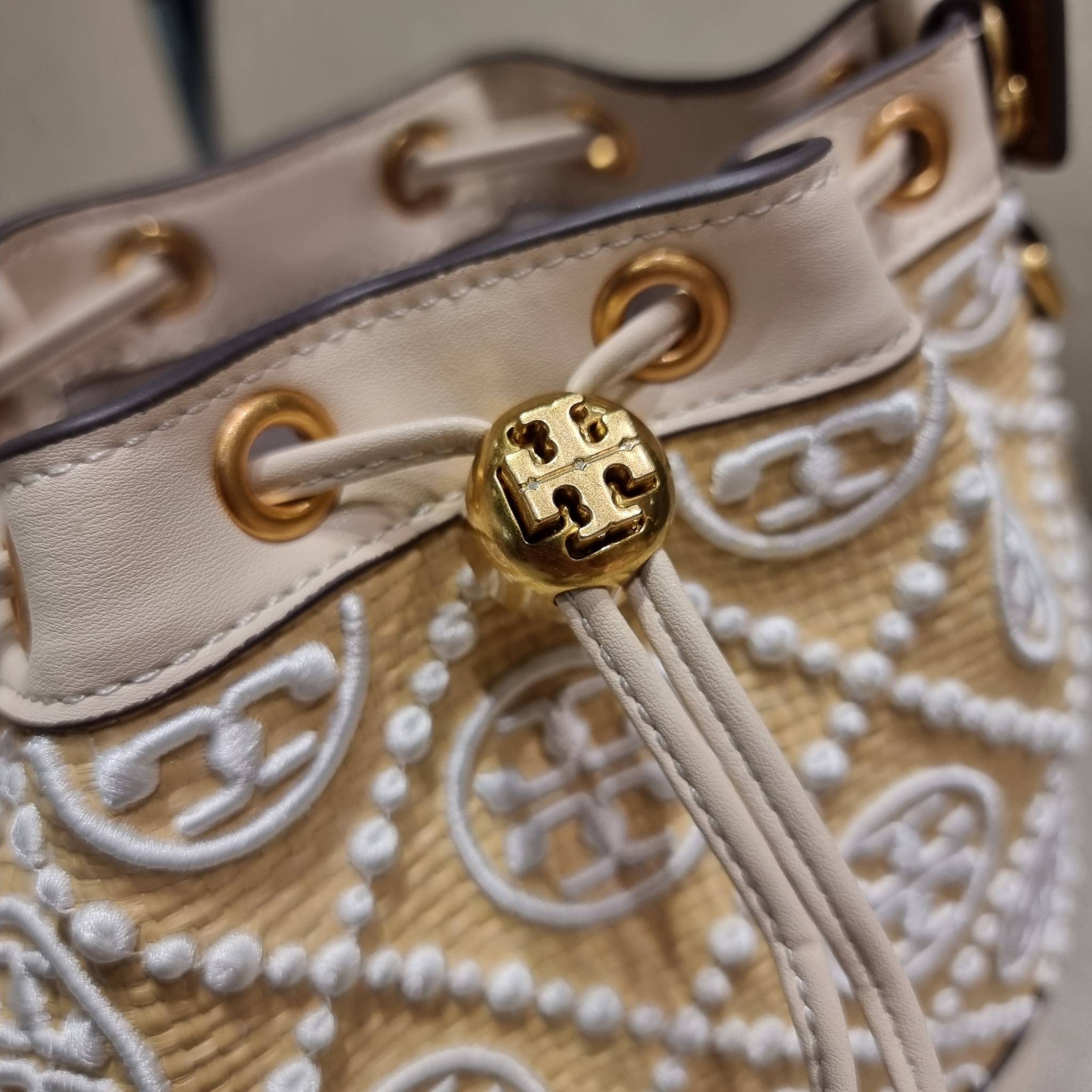 TORY BURCH T MONOGRAM STRAW BUCKET BAG ใหม่ก่อนใคร พร้อมเสิร์ฟความสวยให้ถึงบ้านแล้วน้า กระเป๋าบัคเก็ตทรงยอดนิยม ดีไซน์ใหม่ล่าสุด ยูนีคไม่เหมือนใคร ลายสานเต็มใบ พร้อมปักโลโก้เอกลักษณ์ โดดเด่น งานฝีมือมากๆ สลับส่วนของหนังที่ขอบและก้นกระเป๋า ภายในเป็นช่องโล่
