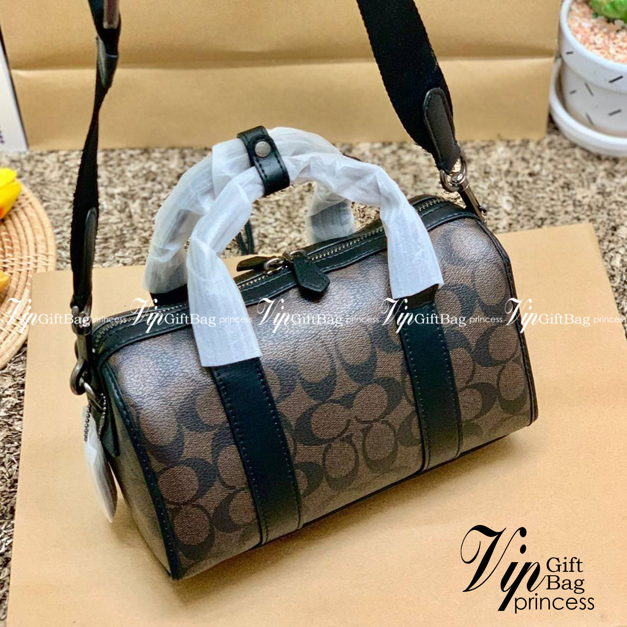 COACH GOTHAM DUFFLE 24 IN SIGNATURE CANVAS CA186 พร้อมส่ง กระเป๋าทรงหมอนรุ่นใหม่บ่าสุดปี 2022 รุ่นนี้สามารถใช้ได้ทั้งชาย//หญิง หนังแท้อย่างดี นิ่มทรงสวย มากๆค่ะ เปิด-ปิดกระเป๋าแบบซิปคู่ด้านบนมีกระดุมรวบหูหิ้วให้ด้วยนะคะ ภายในกระเป๋าสามารถใส่สัมภาระที่จำเป