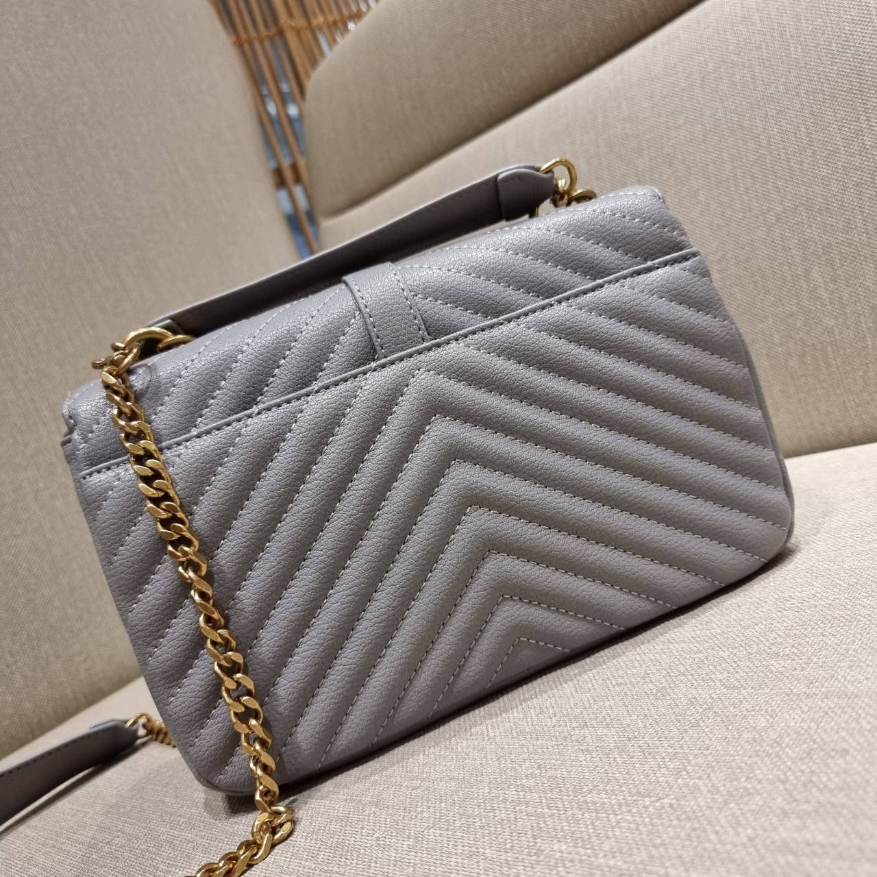 VIP 】หนังแท้ Yves Saint laurent crossbody boutique vip bag กระเป๋าสะพายไหล่ ดีไซน์ทรงสวยหรู พิเศษ แถมฟรี พวงกุญแจห้อยอะไหล่สีทอง ดูแพงไปหมดจริงๆไอเท็มนี้ วัสดุหนังสังเคราะห์ลายคาร์เวีย เปิด-ปิดด้วยกระดุมแม่เหล็ก ภายในโล่งกว้าง มาพร้อมหูจับในตัว และสายสะพา