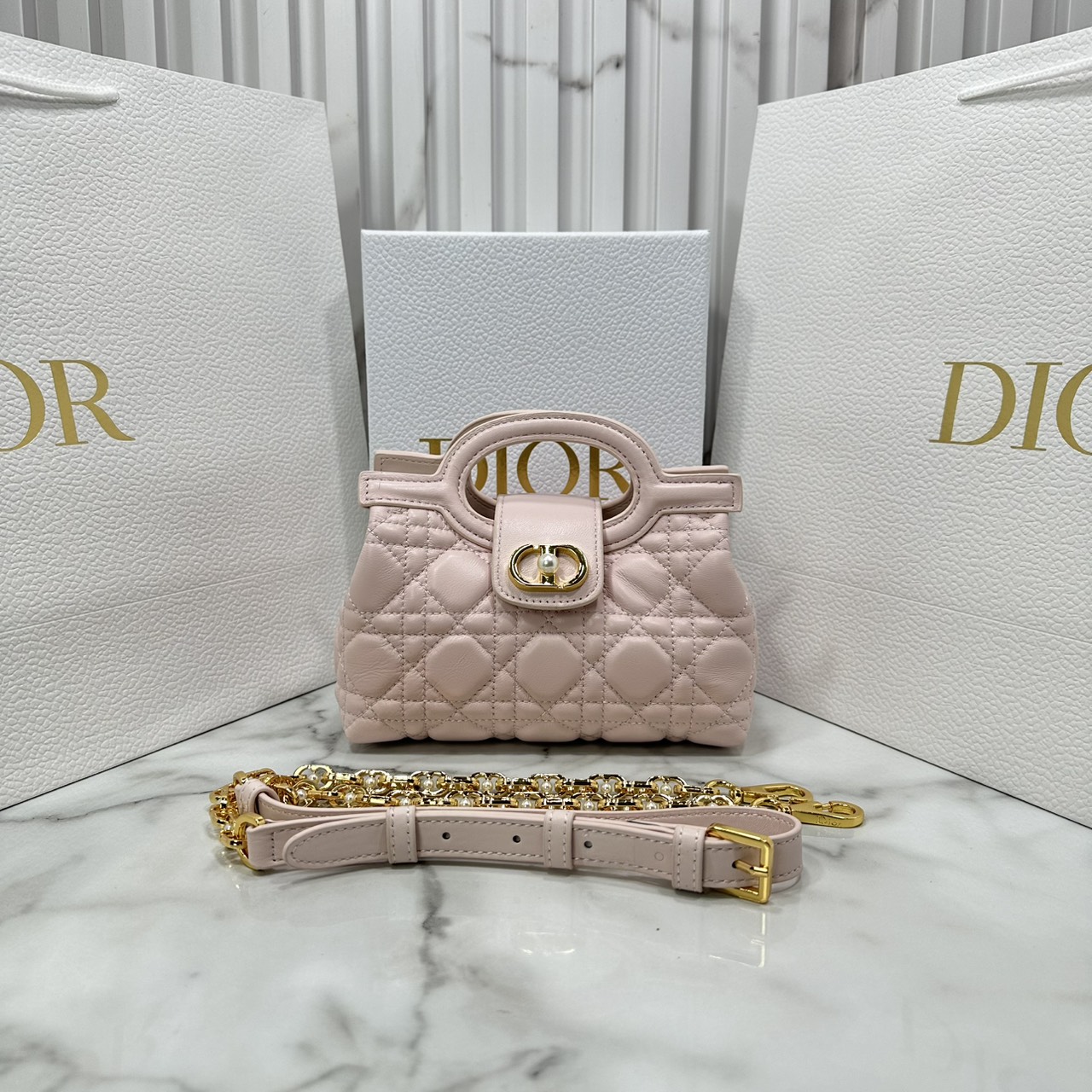 ORI หนังแท้ | Dior Jolie Top Handle Mini Bag กระเป๋าสะพายโจลี่ไซส์มินิหูจับในตัว ดีไซน์หรูหรา โดดเด่นด้วยฝาพับโลหะสีทอง ประดับมุกเรซินสีขาว มาพร้อมสายโซ่มีหนังรองบ่า สะพายไหล่หรือสะพายข้างได้ ทั้งกลางวันและกลางคืน
