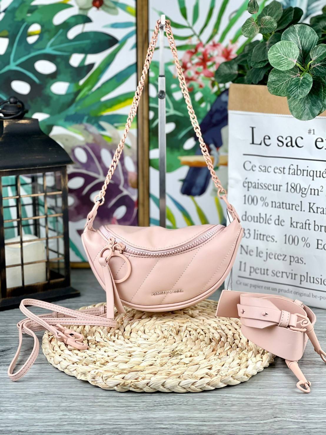 Charles & Keith Half Moon Crossbody Bag กระเป๋าคาดอก/ถือ/สะพาย สวยครบจบได้ในใบเดียว ใช้งานได้หลากหลาย เก๋มากๆ ด้านหน้าปั๊มโลโก้แบรนด์ เปิดปิดแบบซิปคู่ ด้านในจุของได้พอสมควรเลย มีช่องใส่การ์ด 3 ช่อง สามารถใส่ IPhone pro max /ของจุกจิกได้อีก รุ่นนี้จะมีสายส