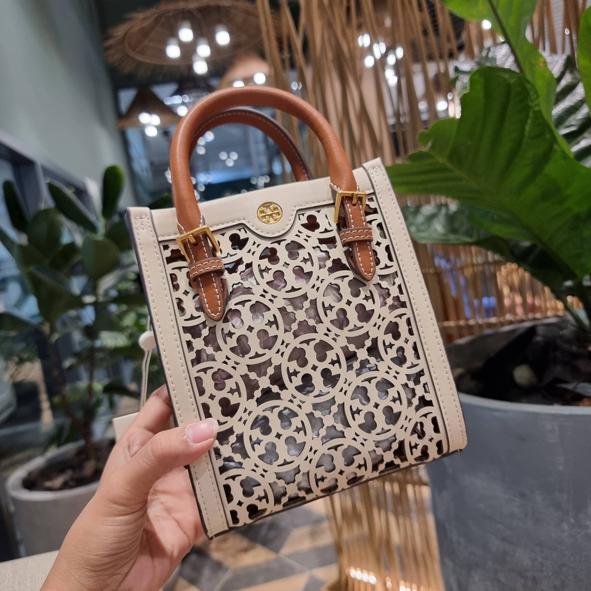 TORY BURCH T MONOGRAM LASER-CUT MINI TOTE ใจบางที่สุดกับคอลเลคชั่นนี้ กับกระเป๋าสะพายทรงโท้ท ไซส์มินิ ที่เพิ่มดีเทลความแพงด้วยการฉลุลวดลายโมโนแกรมรอบใบ ถักทอเป็นเส้นลายสานที่สวยงามมาก งานฝีมือจริงๆ วัสดุหนัง cowhide ปากกระเป๋ามีแถบแม่เหล็กกันหล่น และมีหูจ