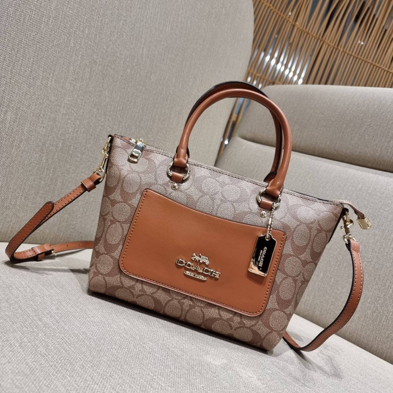 COACH F38089 MINI EMMA SATCHEL IN SIGNATURE CANVAS รุ่นหายาก รุ่นที่สาวๆตามหา จัดมาให้สมกับที่รอคอยกันไปเลยจ้า!! เป็นรุ่นที่ดีไซน์ออกมาให้ใช้งานง่าย สะดวก สวย หรู ดูดี!! กระเป๋าสะพายทรงสวย วัสดุหนังแคนวาสเคลือบลาย มาพร้อมสายสะพายข้างและหูจับในตัว ถอดออกถื