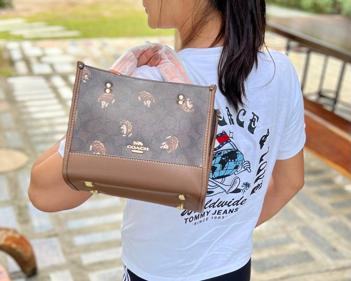 COACH DEMPSEY TOTE IN SIGNATURE CANVAS WITH HEDGEHOG PRINT 🦔 ((CC769)) เม่นเต้นรำ สวย น่ารัก มากๆค่ะ ใหม่กันต่อ ไปสวยกันให้สุดค่ะ! กับกระเป๋าทรงTOTE รุ่นใหม่ล่าสุด 🌟จุดเด่นของรุ่นนี้คือปริ้นท์ลายเม่นเต้นรำทั้งใบ น่ารักน่าเอ็นดูมากๆค่ะ เปิด