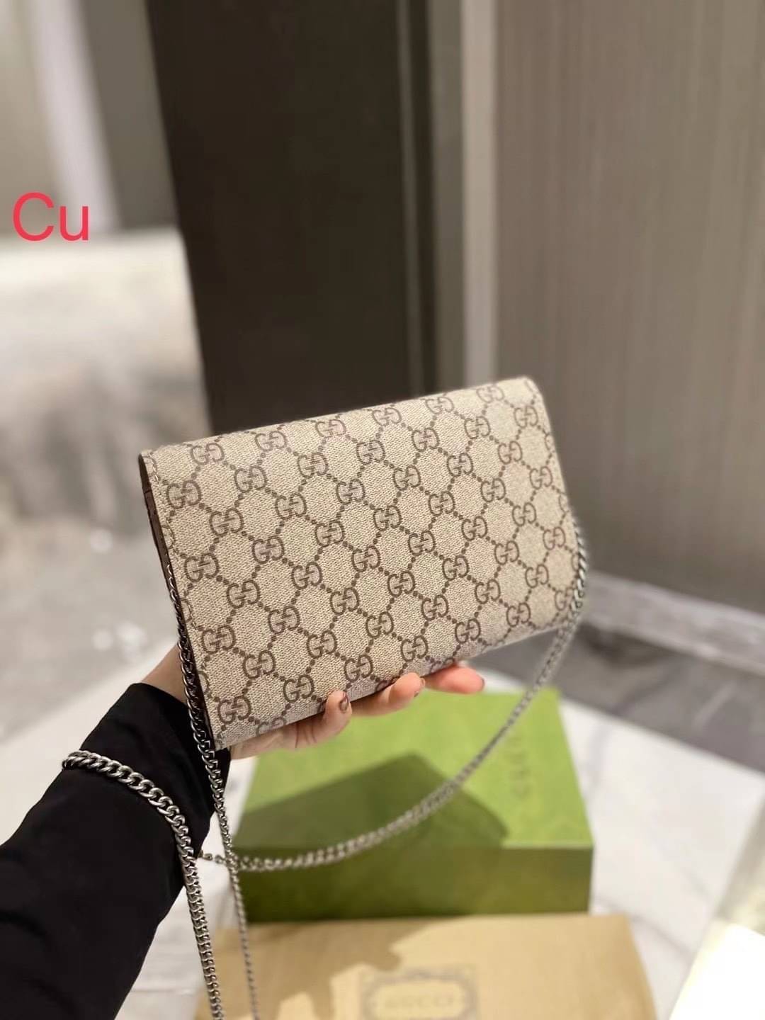 GUCCI Dionysus GG Supreme chain wallet กระเป๋าสะพายคลาสสิควินเทจ ดึงดูดและสะกดสายตาด้วยอะไหล่ดีเทลหรูรูปหัวสิงโต สะพายหรือถือเป็นคลัชท์ได้