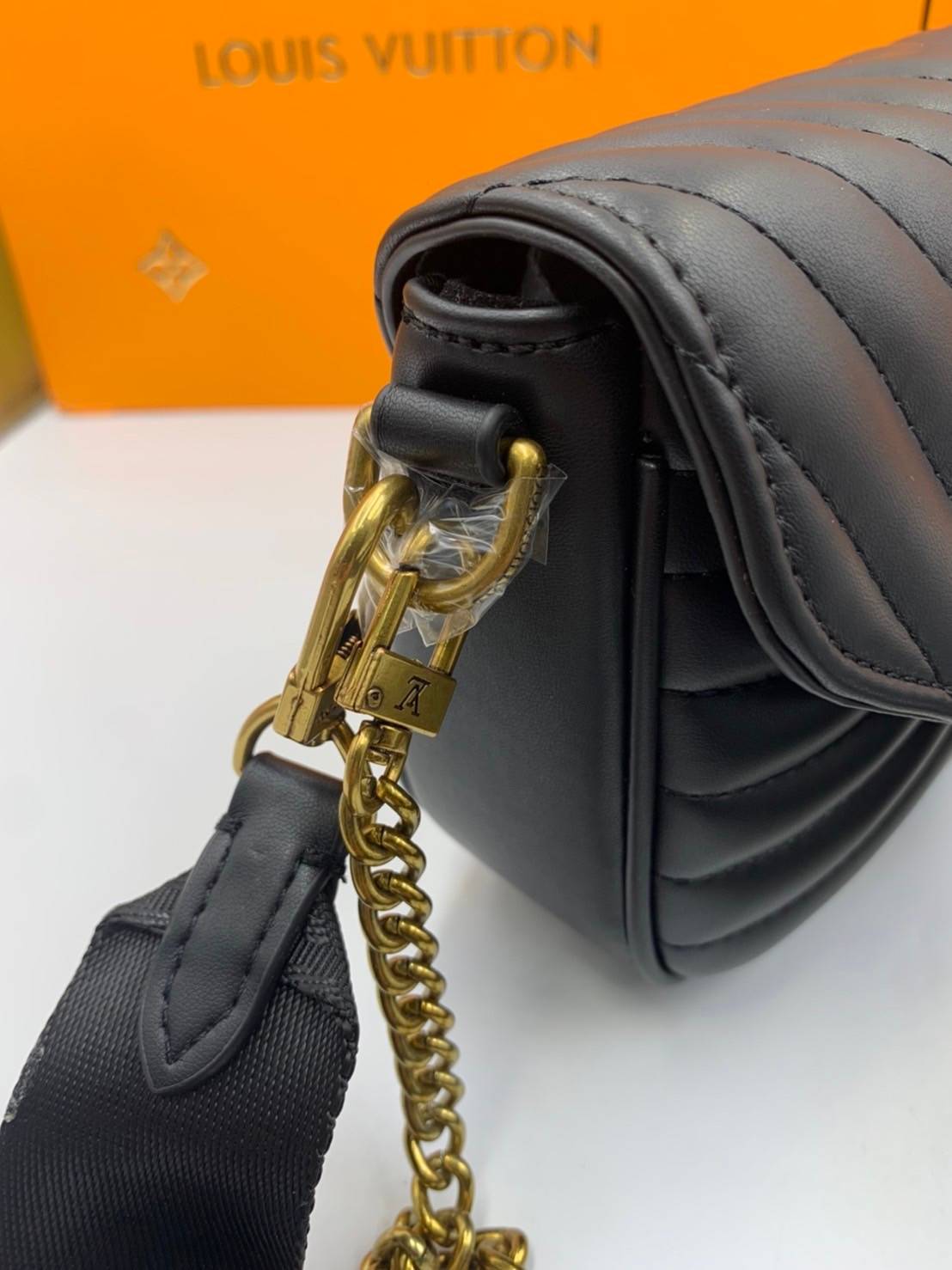 VIP GIFT 】LOUIS VUITTON NEW WAVE MULTI-POCHETTE (4colors)