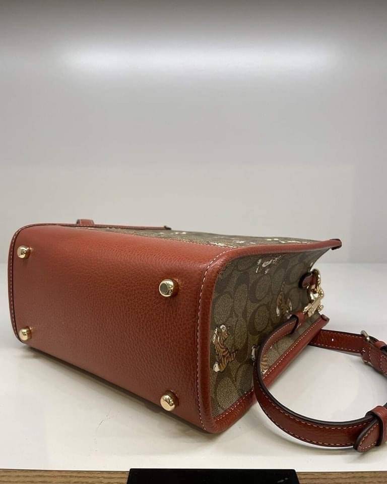 Coach Dempsey Tote 22 In Signature Canvas With Dancing Kitten Print CC424 น้องแมวน่ารักมากๆค่ะ ใหม่กันต่อ ไปสวยกันให้สุดค่ะ! กับกระเป๋าทรงTOTE รุ่นใหม่ล่าสุด 🌟จุดเด่นของรุ่นนี้คือปริ้นท์ลายน้องแมวทั้งใบ น่ารักน่าเอ็นดูมากๆค่ะ เปิด-ปิดกระเป๋าแบบกระ