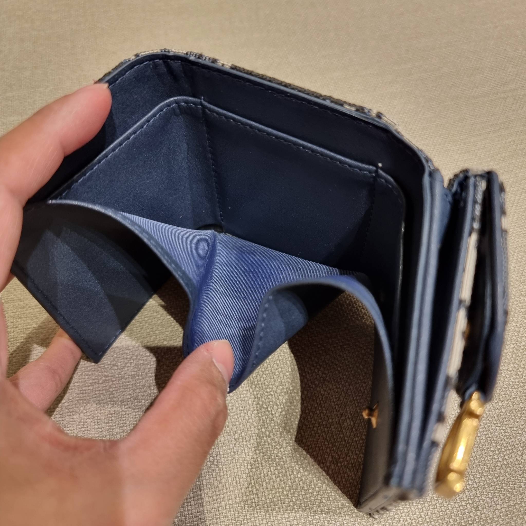 VIP 】CD MULTI WALLET WITH GWP กระเป๋าสตางค์ขนาดเหมาะมือ กะทัดรัดไม่กินพื้นที่ พรีเมี่ยมกิ๊ฟจากเคาน์เตอร์ ดีไซน์แบบพับ ใช้งานง่าย น่ารักน่าใช้จริงๆ วัสดุผ้าแคนวาสปักลาย สลับหนังแท้ภายใน ภายในมีช่องใส่บัตร ใส่ธนบัตรได้ สะดวกใช้มากๆ มาพร้อม box set ในราคาที่