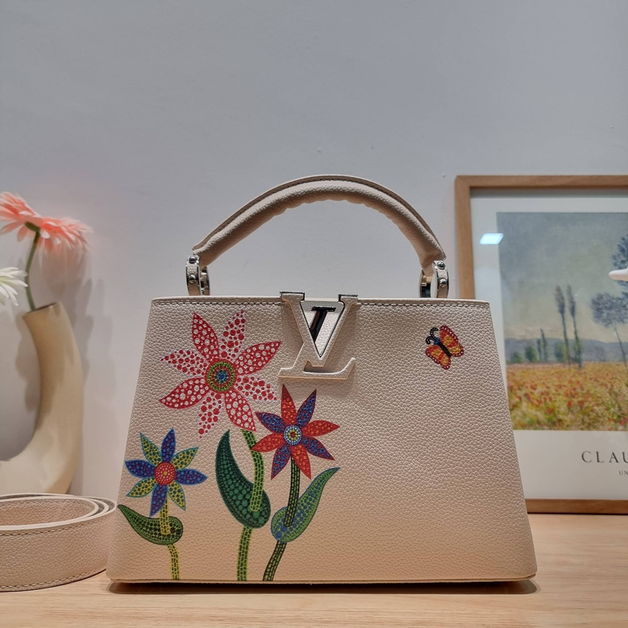 LV x YK Capucines BB / LV Bag พร้อมส่ง กระเป๋าถือสุดหรู ดีไซน์ทรงคลาสสิค ดีงามม้ากกกก!! มาพร้อมหูจับในตัว ด้วยรูปทรงวินเทจ งานปั้มสวยเป๊ะปังตามรูป