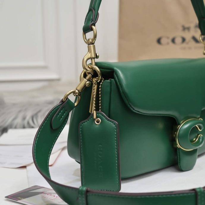 COACH PILLOW TABBY SHOULDER BAG 26 ไซส์ใหญ่ จุของได้ล้นๆ มาใหม่ขายดีที่สุด หนัง nappa หนานิ่ม นุ่มมากๆ พร้อมโลโก้รุ่นใหม่ด้วยเช่นกัน เพิ่มความหรู ดูดีเข้าไปอีกค่ะ