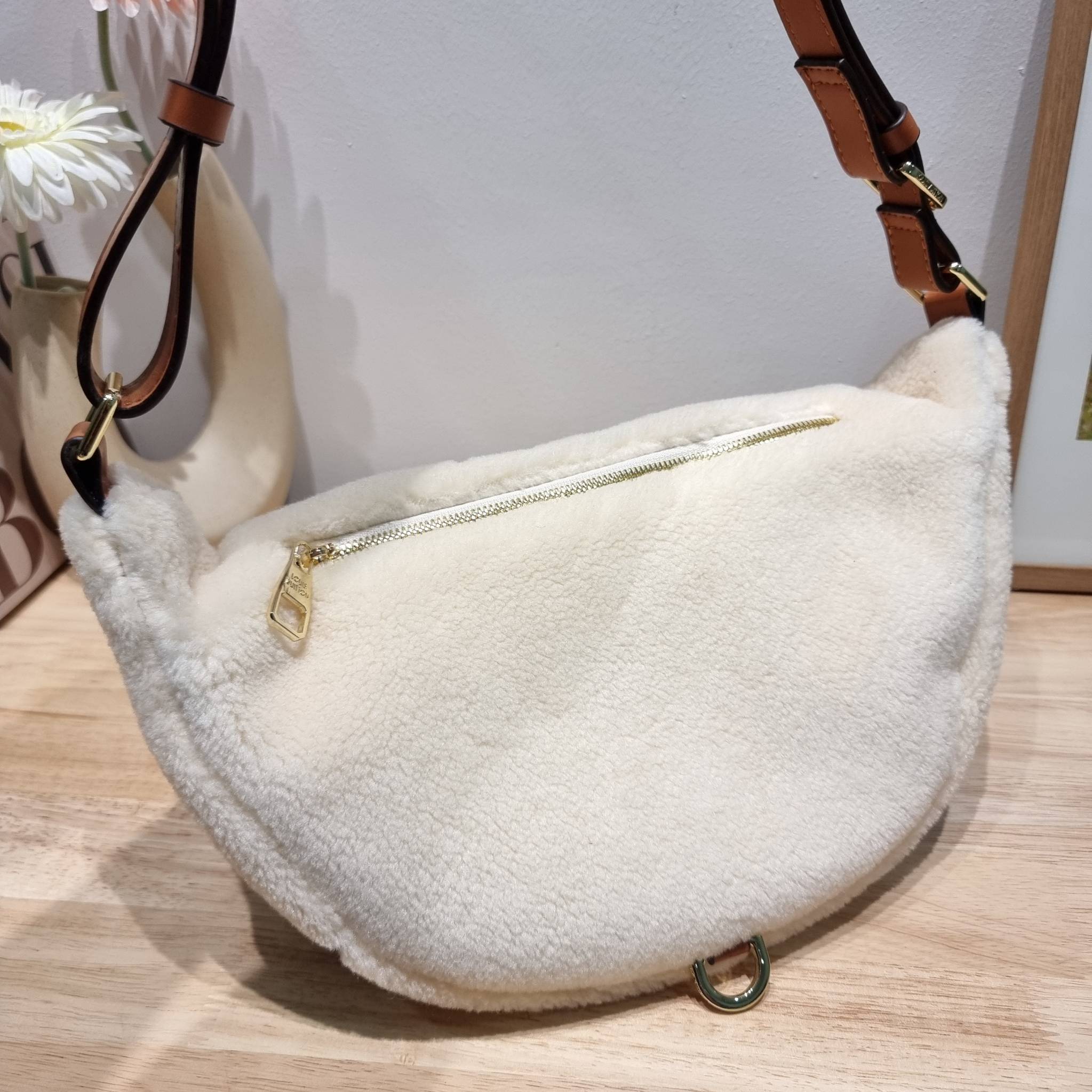 LV BUM BAG MONOGRAM TEDDY FLEECE / LV Teddy Limited Edition Bumbag ไอเท็มที่ต้องมี กับกระเป๋าคาดอก ดีไซน์เอกลักษณ์ โดดเด่นด้วยจัมโบ้ฟ้อนท์สีตัดกับตัวกระเป๋า เปิด-ปิดด้วยซิป ภายในเป็นช่องโล่ง โดยตัวกระเป๋าจะมีหูจับในตัว และสายสะพายที่สามารถปรับได้ตามตัว รุ