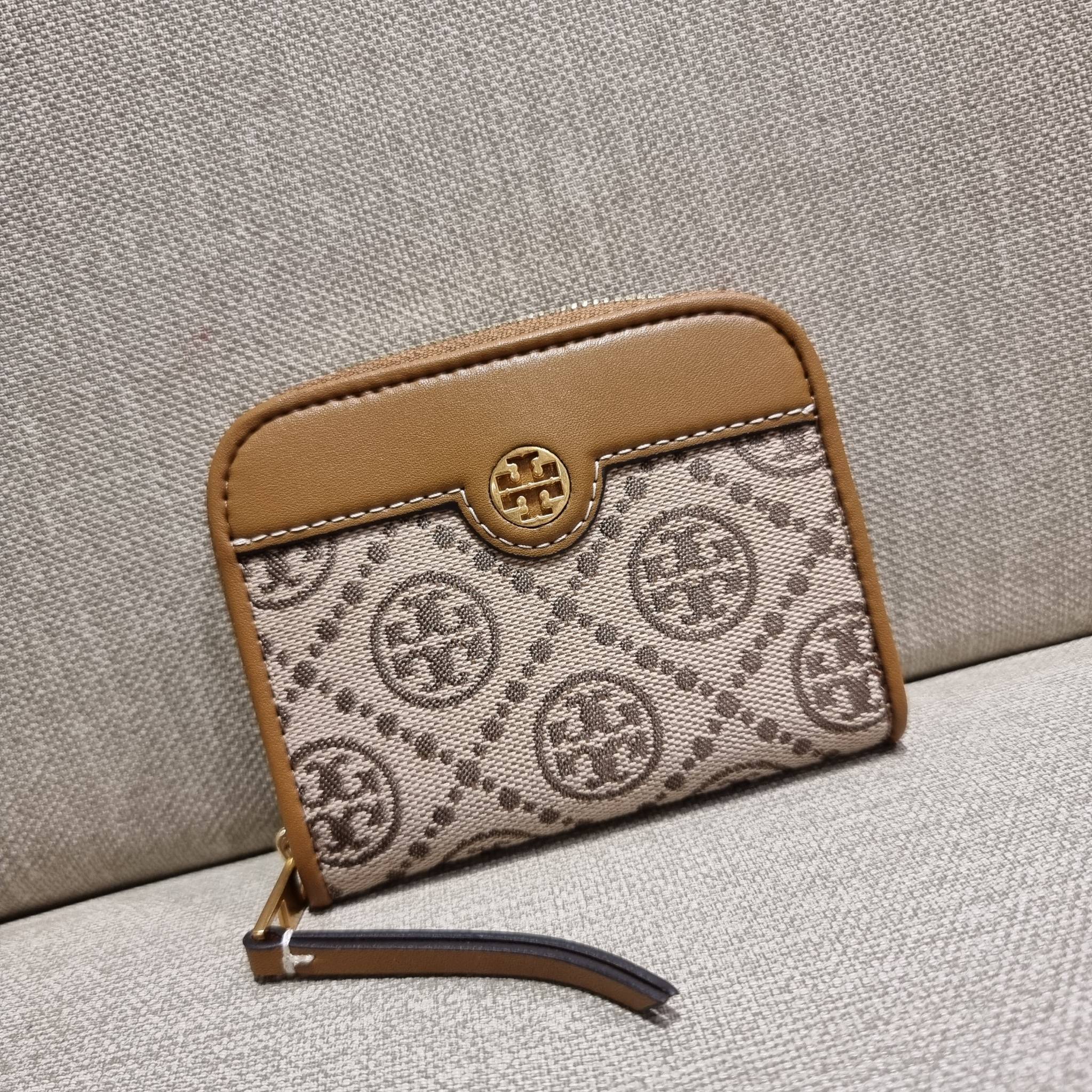 TORY BURCH T MONOGRAM ZIP COIN CASE จัดไปเลยจ้า กับกระเป๋าสตางค์รับทรัพย์ ใบสั้น สวยหรู ขนาดเหมาะมือ ถือแล้วขับผิว วัสดุผ้า jacquard ตัดสลับหนังแท้ รูดเปิด-ปิดด้วยซิป ภายในมีช่องใส่บัตร ใบนี้ใส่เหรียญ ใส่ธนบัตรได้ (พับ) พกพาได้สะดวก ไม่กินพื้นที่กระเป๋าใบ