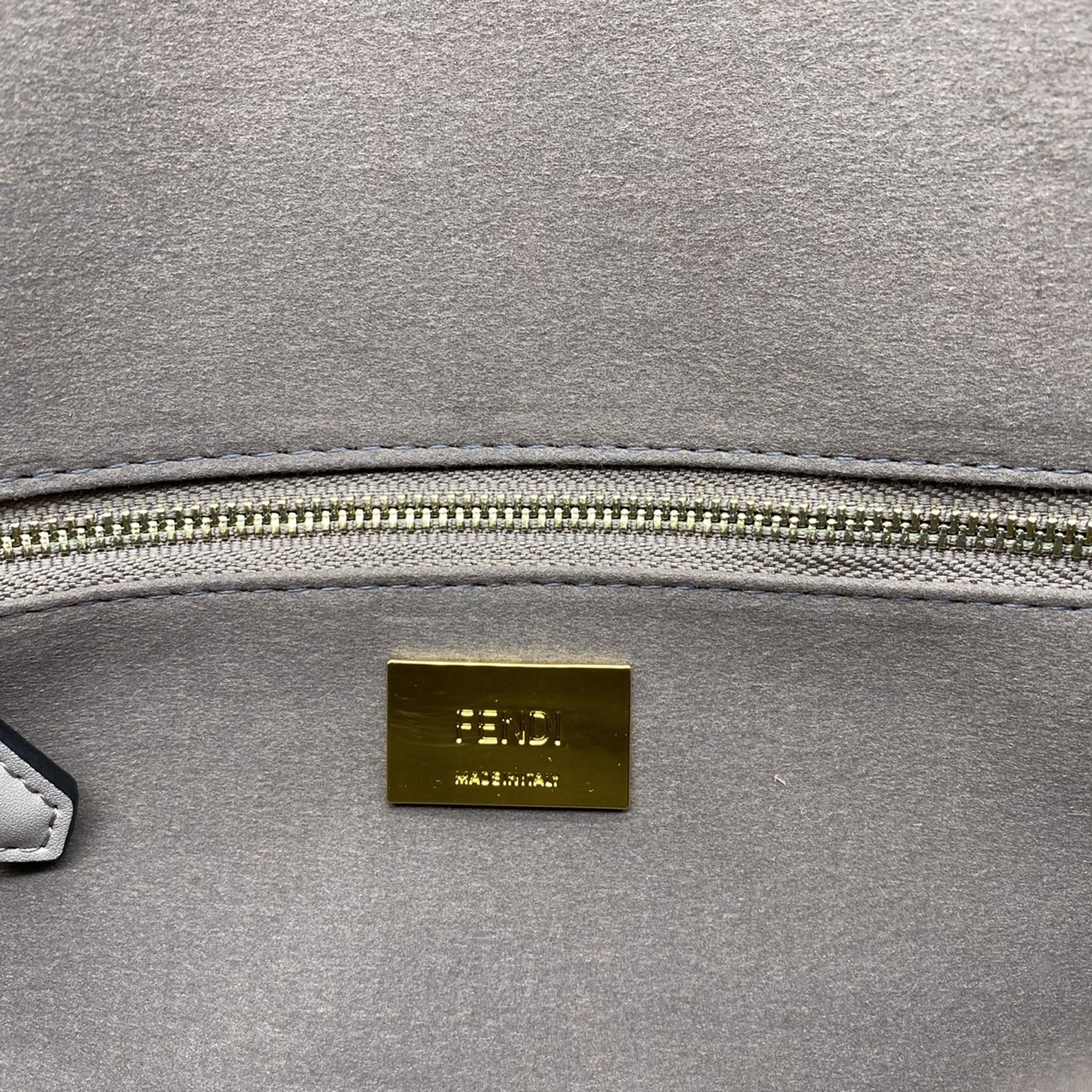 Fendi Baguette FF Tapestry Fabric Bag เกรดออริจินอล กระเป๋าทรง Baguette ขนาดกลาง วัสดุผ้าเซนิล พร้อมลวดลาย FF สีเทาเข้ม ปิดท้ายด้วยรายละเอียดหนังแบบทูโทนและประดับด้วยตัวล็อค FF โดดเด่นด้วยฝาปิดด้านหน้าตัวล็อคแม่เหล็กช่องด้านในบุด้วยผ้าหนังกลับพร้อมกระเป๋า