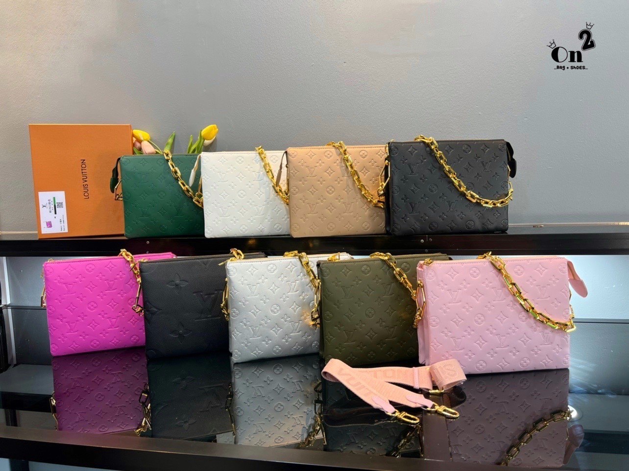 LV HANDLE POUCH MONOGRAM / LV Coussin PM Bag กระเป๋าสะพายกึ่งคลัชท์ สุดล้ำ มาแรงมาก ด้วยความสวยปังตั้งแต่แรกเห็น วัสดุหนังแกะสังเคราะห์ปั๊มลายสวยคม มาพร้อมสาย 2 เส้น เลิศๆ มีสายโซ่ที่มีดีเทลละเอียดไม่ซ้ำ และสายสปอร์ตครอสบอดี้ ที่จะคล้องไว้ทั้งสองเส้นก็ดีง