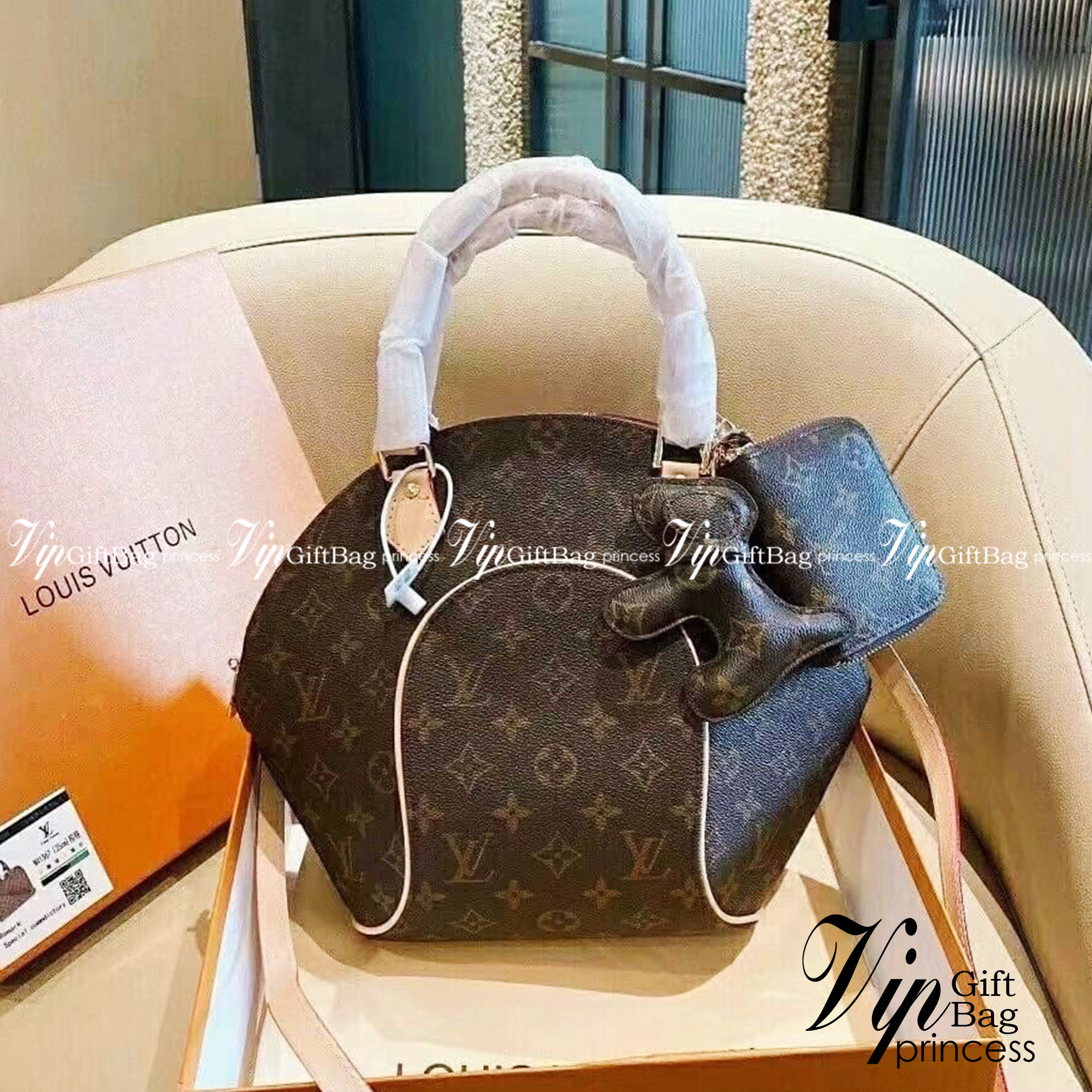 LV Ellipse PM Monogram Canvas Handbag กระเป๋าสะพายทรงหรูหรา มีสไตล์ รูปทรงโค้งแต่งขอบหนัง เป็นเอกลักษณ์ลงตัวสมบูรณ์แบบ ใบจริงสวยมากกกก ได้สวยก่อนใคร ต้องจัดแล้วจ้า พร้อมส่งที่นี่ ที่เดียว!! **พิเศษ แถมกระเป๋าสตางค์ใบเล็ก และตัวห้อยน้องหมา คุ้มสุดๆ เลยค่า