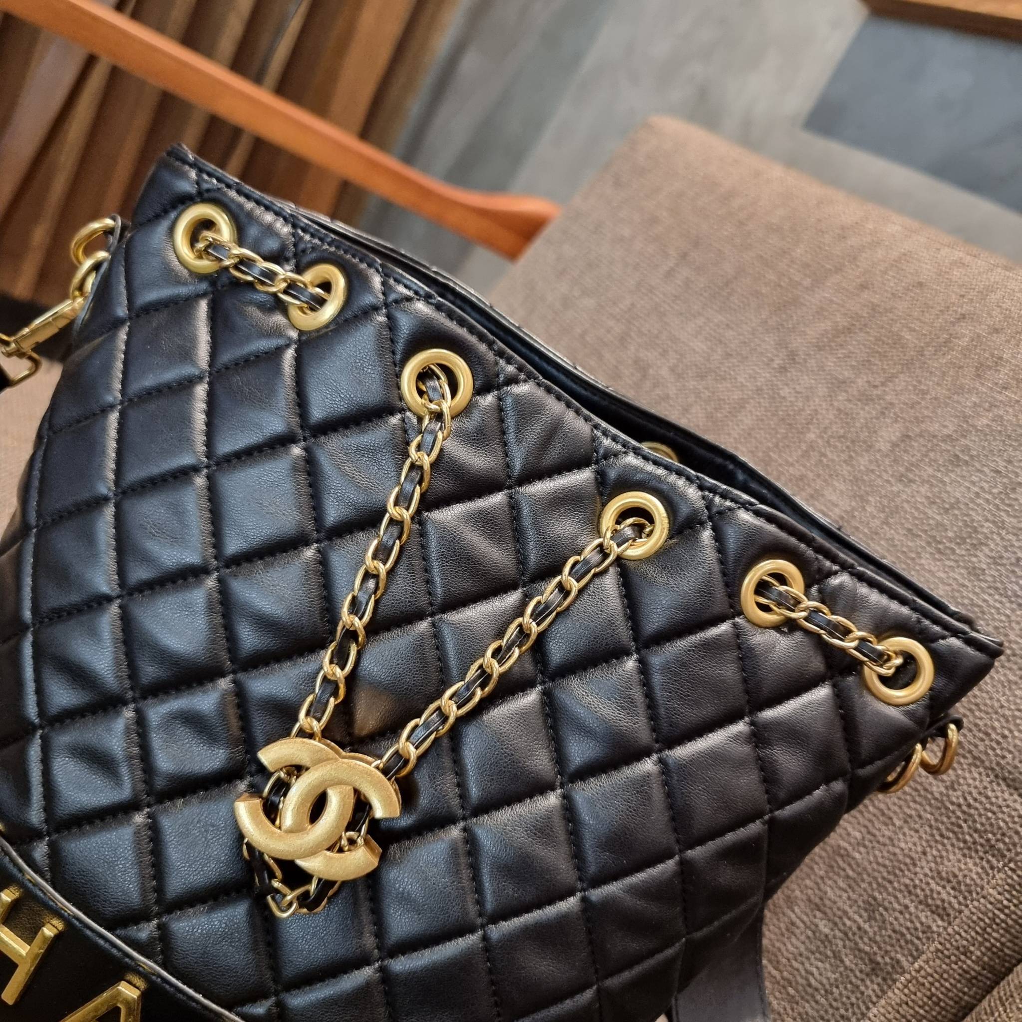 Chanel limited font leather bag / Chanel Bucket Bag กระเป๋าสะพายรุ่นลิมิเต็ด พรีเมี่ยมกิ๊ฟจากแบรนด์ รุ่นนี้การันตีหนังนิ่มมากกก!! โดดเด่นด้วย font โลโก้ และสายโซ่สลับหนังพร้อมตัวกดล็อคสีทองหรู สำหรับเปิด-ปิดปากกระเป๋า กดและปล่อยเพื่อล็อคได้ในตัว ภายในโล่ง