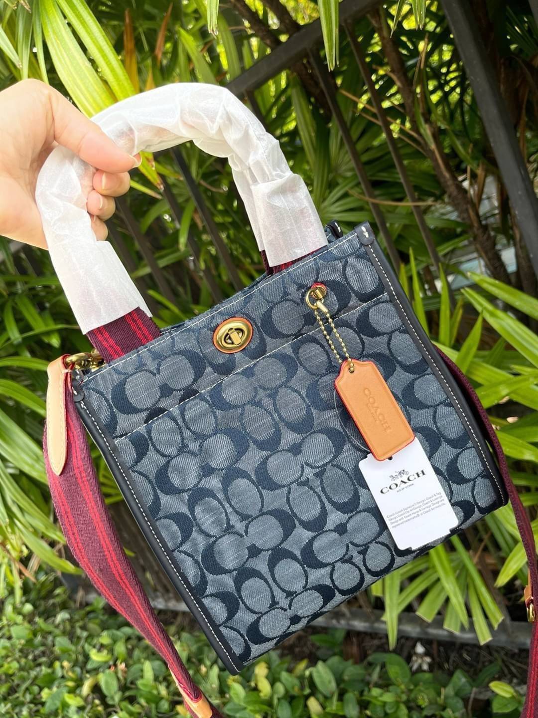 COACH Tote 22 In Signature Chambray หากคุณกำลังมองหากระเป๋าที่มีดีไซน์แปลกตา ไม่ค่อยเหมือนที่พบเห็นทั่วไป