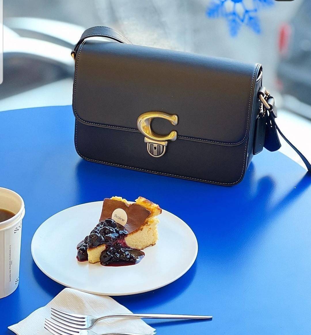 COACH STUDIO GLOVETANNED LEATHER SHOULDER BAG (C6641)🌺ห้ามพลาดเด็ดขาด!! สวยละมุน เรียบหรู ดูแพงสุดๆ!! //กระเป๋าถือ กระเป๋าสะพาย ดีไซน์เนี้ยบ! เฉียบมาก!// วัสดุหนังแท้ หนังเรียบเต็มใบ อยู่ทรง สวยมากๆ ดีเทลเรียบหรู ผู้ดีสุดๆ!// ด้านหน้าเปิด-ปิดด้วยต