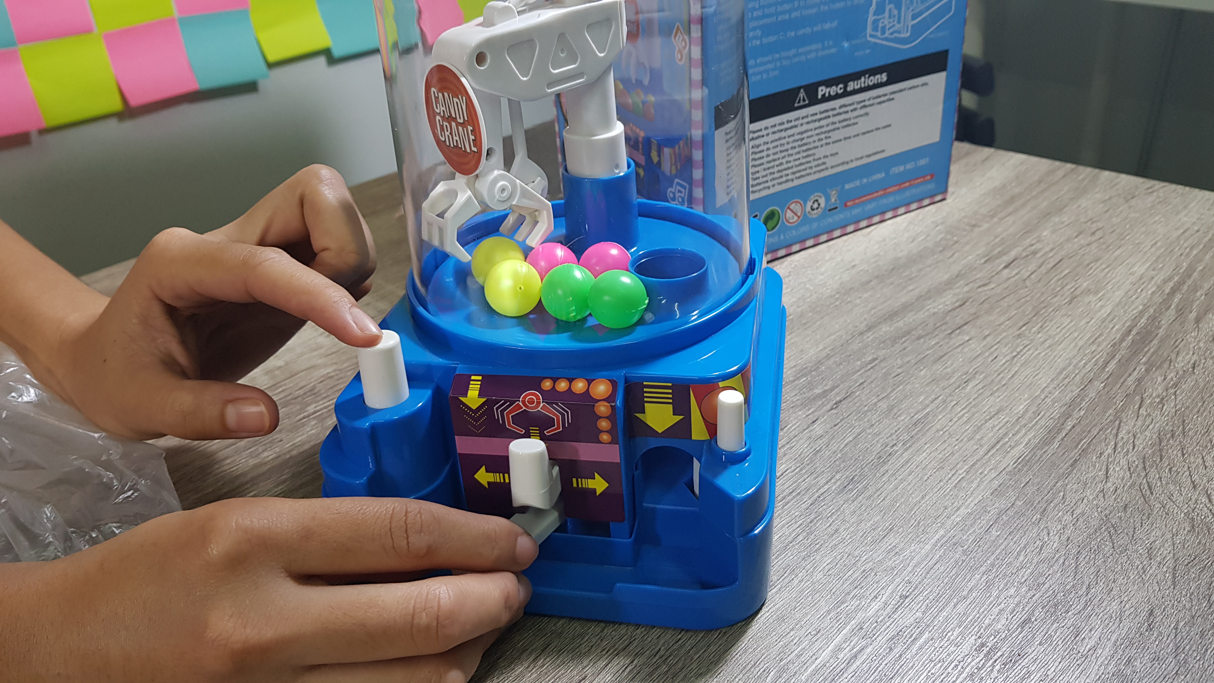 ตู้คีบลูกบอลหรรษา