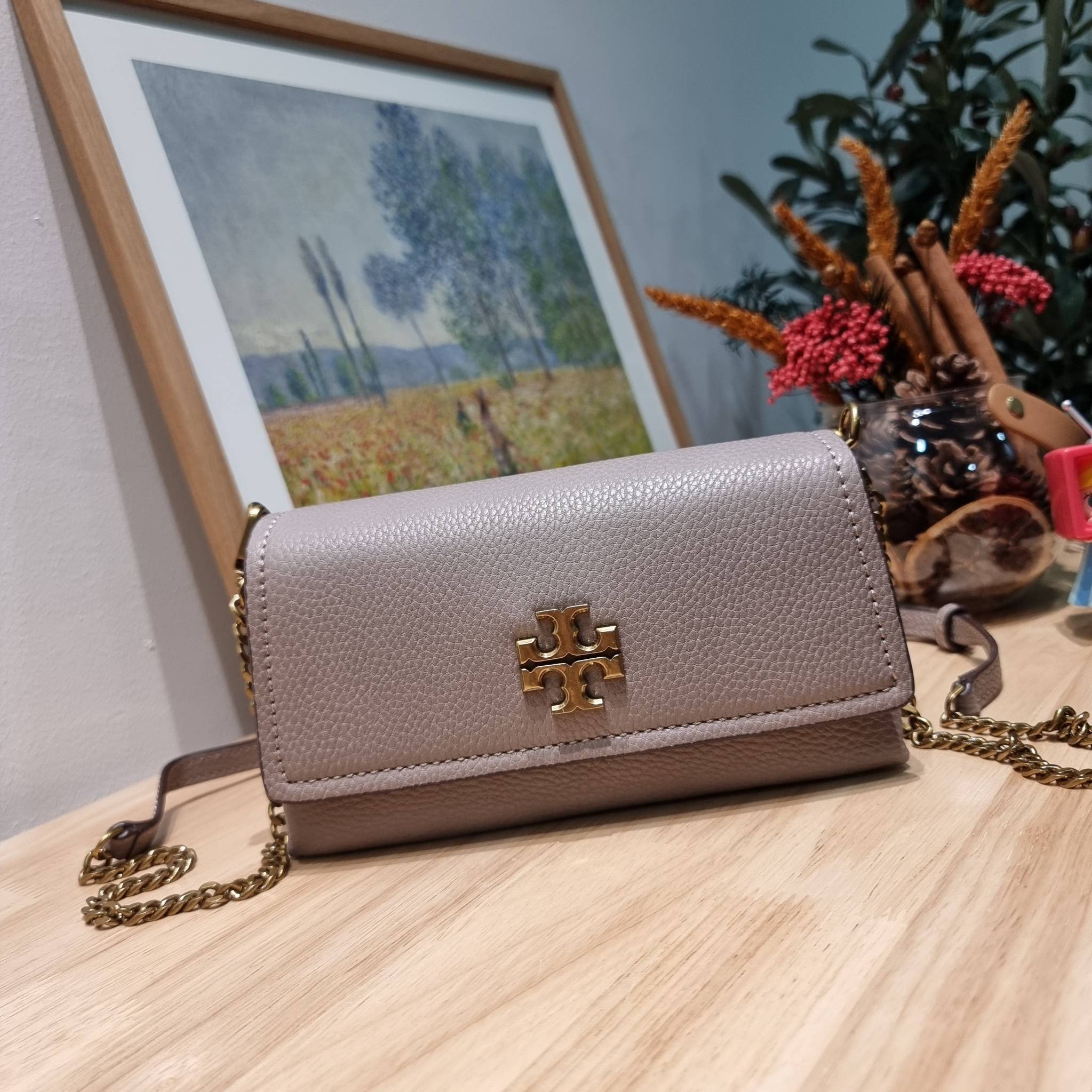 TORY BURCH LIMITED-EDITION MINI BAG รุ่นลิมิเต็ด ที่ sold out ไปแล้วหลายช็อป มีมาให้ช้อปที่นี่! กับกระเป๋าสะพายข้างทรงผู้ดี ไซส์มินิ ที่ผลิตมาในจำนวนจำกัด โดดเด่นด้วยอะไหล่ทองคลาสสิคหรูหรา และสายสะพายโซ่สลับหนัง ทำให้สะพายได้โดยไม่เจ็บไหล่