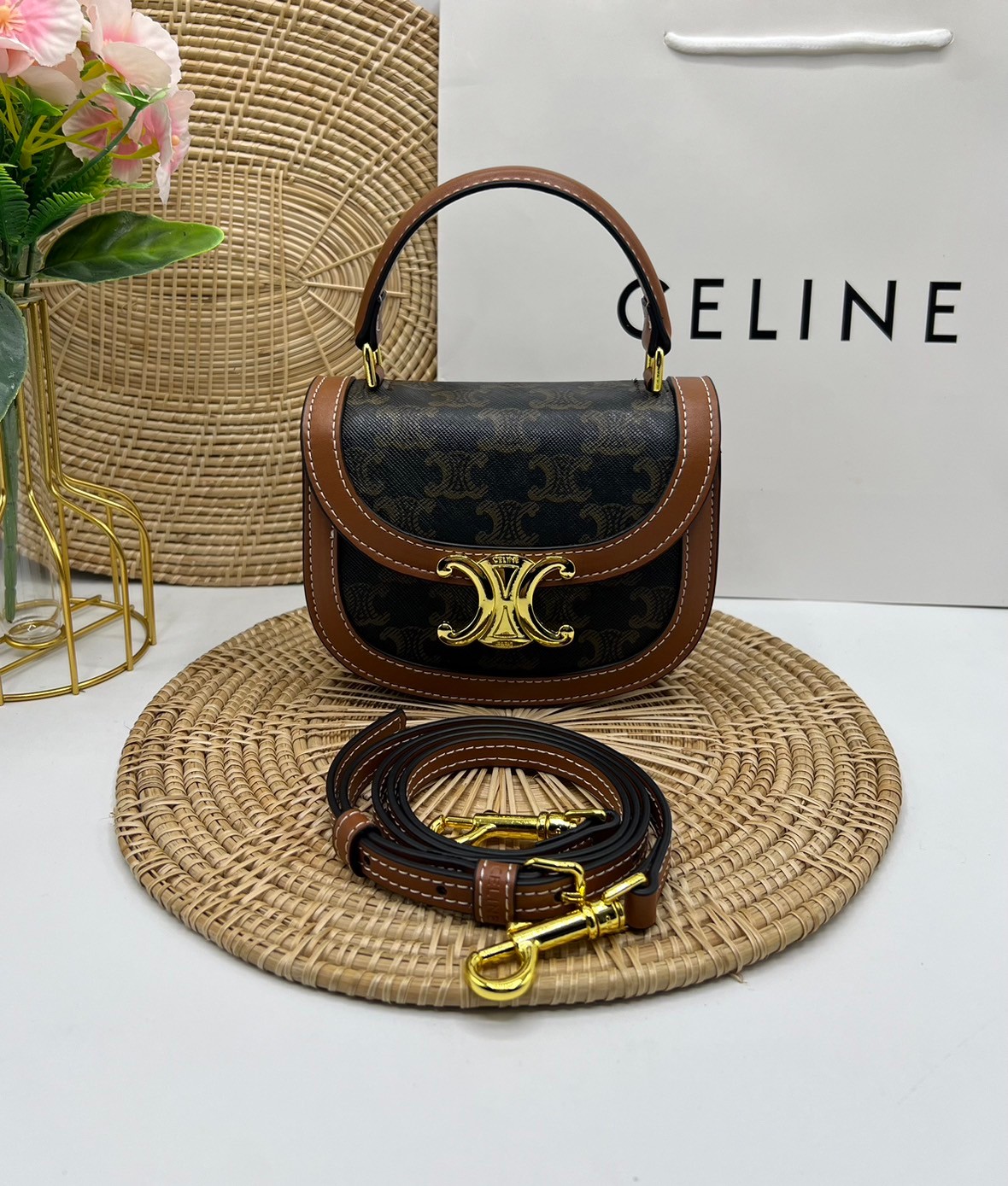 CELINE Mini besace triomphe in shiny top handle กระเป๋าสะพายคาดลำตัวพร้อมหูจับถนัดมือ น่ารักมาก รุ่นใหม่ล่าสุด