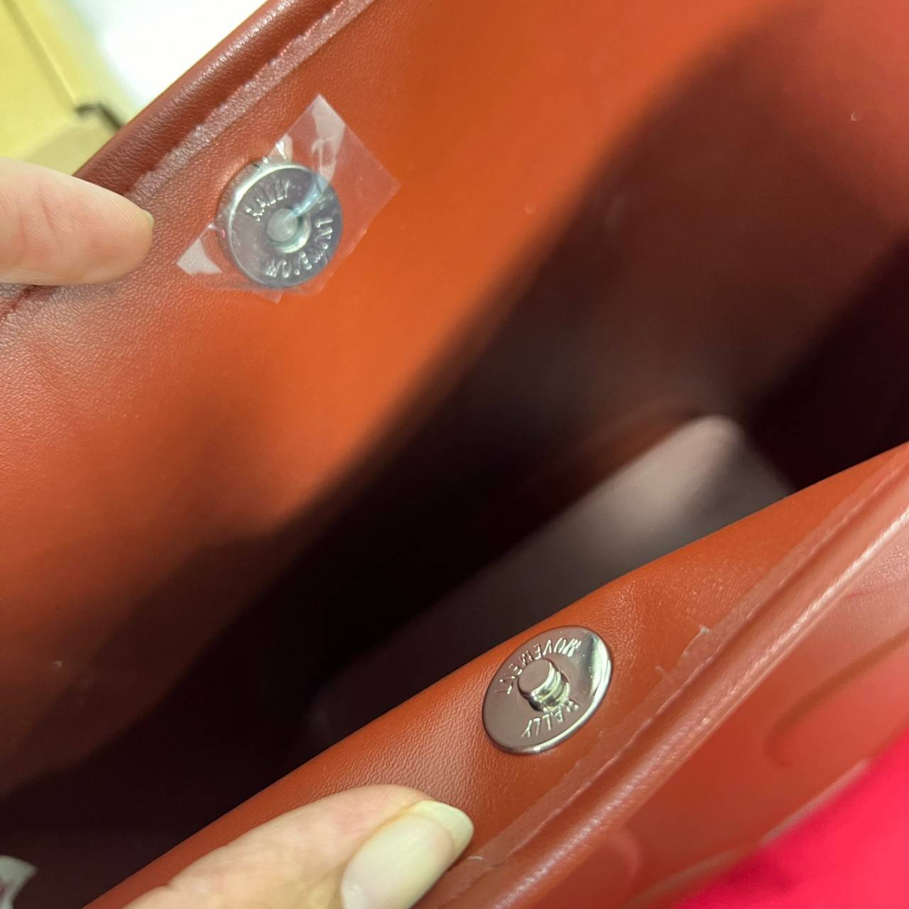 Rally The Bag Whisper กระเป๋าทรงบัคเก็ตงานหนังรุ่นใหม่ ฮอทติดลมบน มาแรงสะพายกันทั่วบ้านทั่วเมือง สายแบกสายขนห้ามพลาดจุของได้เยอะ รุ่นหนังผิวสัมผัสนิ่มมือ ทนทานและจุสิ่งของได้ครบครัน โดดเด่นด้วยโลโก้ตัวนูน