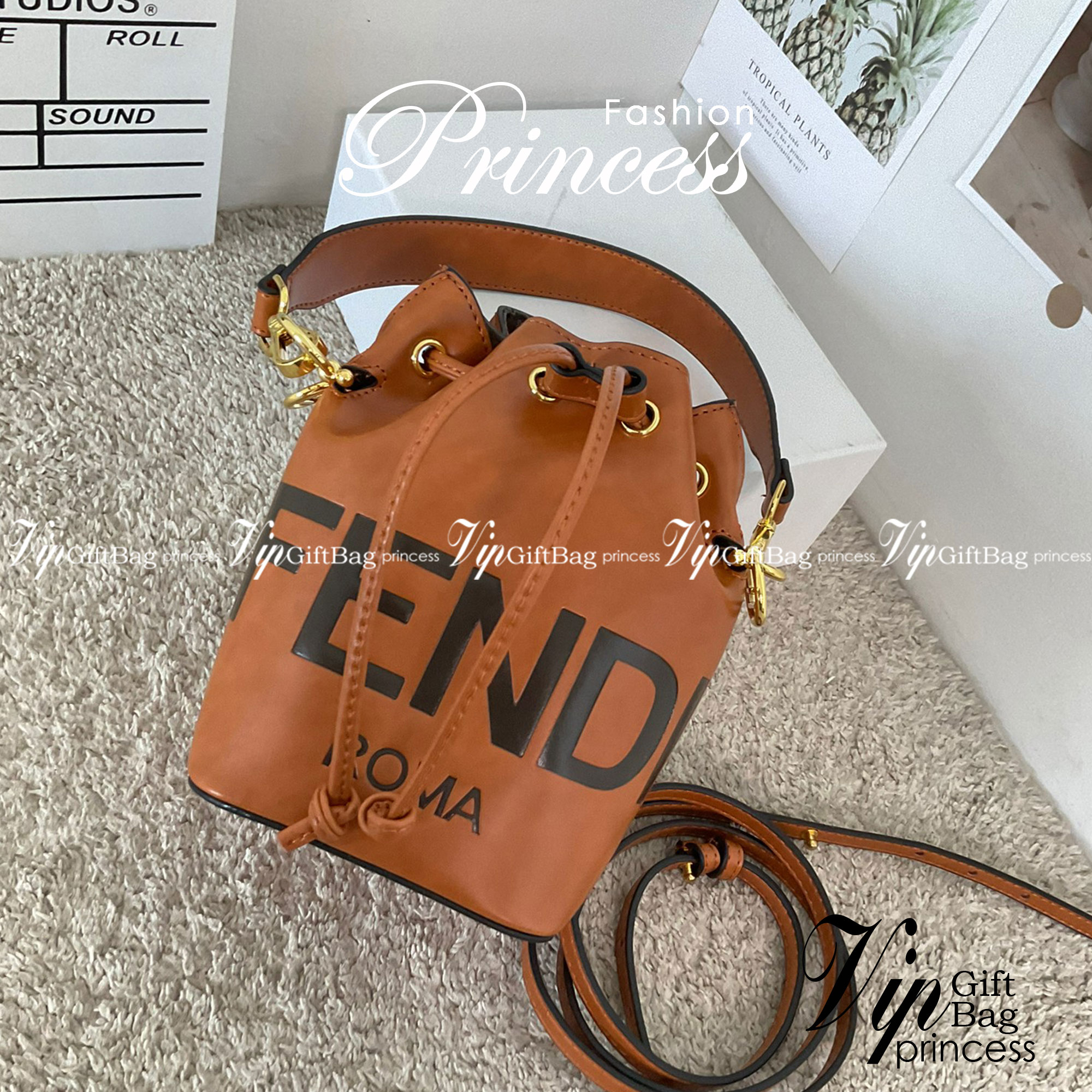 FENDI MON TRESOR MINI LEATHER BUCKET IN BROWN ทรงขนมจีบสุดฮิต! เปิดปิดด้วยตัวเปิดแบบรูด ภายในมีช่องใส่ของหลัก ใส่กระเป๋าสตางค์กลาง + มือถือได้ ทรงนี้กำลังมาแรงมาก อะไหล่ทอง มีสายให้สองแบบ ปรับเปลี่ยนลุคได้ง่าย พร้อมส่งที่ไทยราคาสุดคุ้มห้ามพลาดค่ะ!