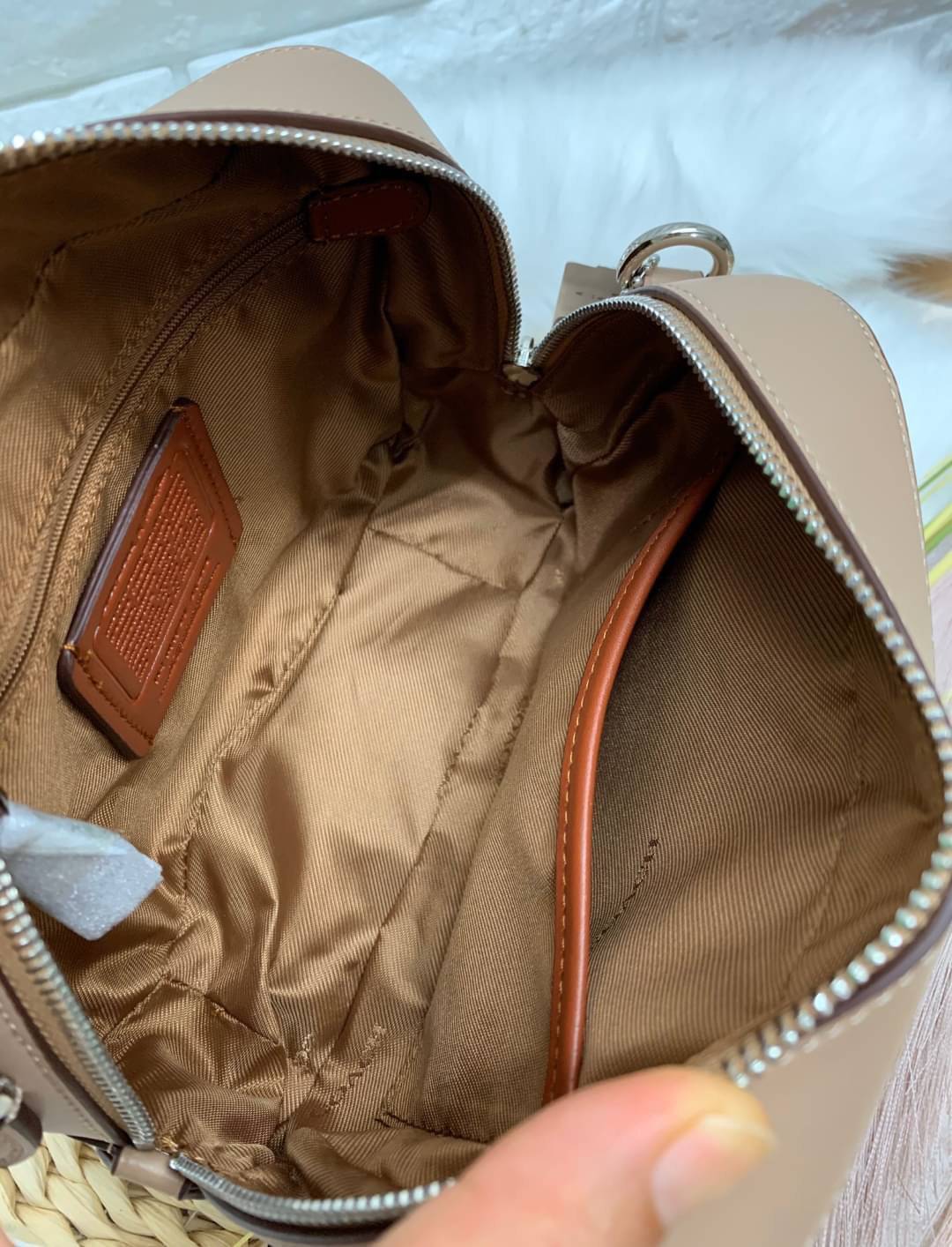 สินค้าขายดี พร้อมสีใหม่ 3สี ในไทยยังไม่มีค่ะ !! COACH SIGNATURE CROSSBODY BOX BAG ((F31208)) กระเป๋าสะพายวัสดุหนังแท้ จาก coach factory outlet หนังนิ่ม ทรงสวย ตัวกระเป๋าลายแบรนด์ ตัดขอบหนังเรียบได้สวยงามค่ะ ด้านหน้า-หลัง มีช่องสำหรับใส่ของ เปิดปิดกระเป๋าแ