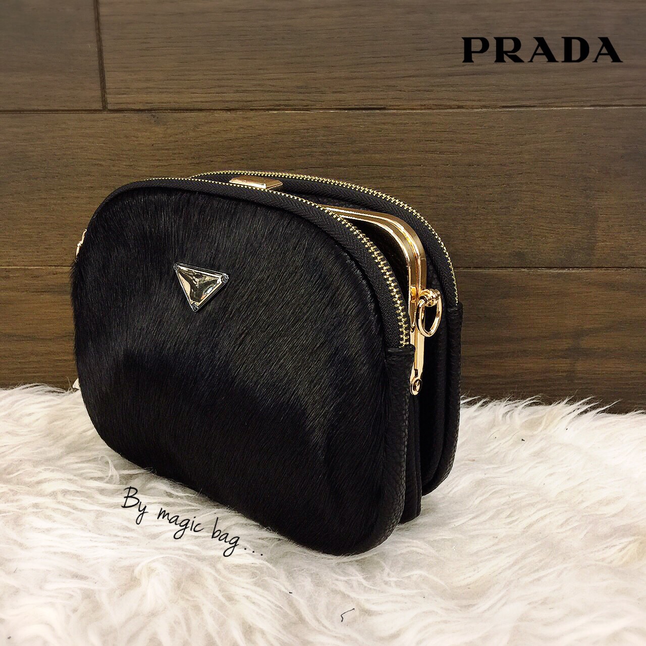 💕PRADA💕 กระเป๋าคลัชท์&สะพายข้าง อะไหล่ทอง เงา สวย เปิดใช้งานง่าย มาพร้อมสายยาว และป้าย PRADA นะคะ ขนนิ่ม น่าใช้มากๆ สีสวยทุกสี งานดี เกรดพรีเมี่ยม มี 3 สี ดำ แดง ลายเสือ Size 9x7 "