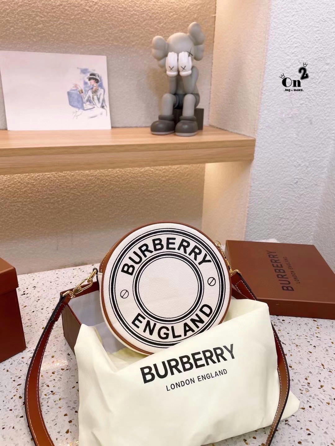 VIP 🥂 Burberry Logo Graphic Canvas And Leather Louise Bag / Burberry Fragrances Crossbody Bag กระเป๋าสะพายทรงกลม ผ้าแคนวาสตัดขอบหนังหน้าโลโก้แบรนด์ พร้อมสายยาวครอสบอดี้ได้ เปิด-ปิด ด้วยซิป ภายในโล่ง ใส่ Iphone + ได้ สายยาวถอดสายได้ ปรับระดับได้ จะ