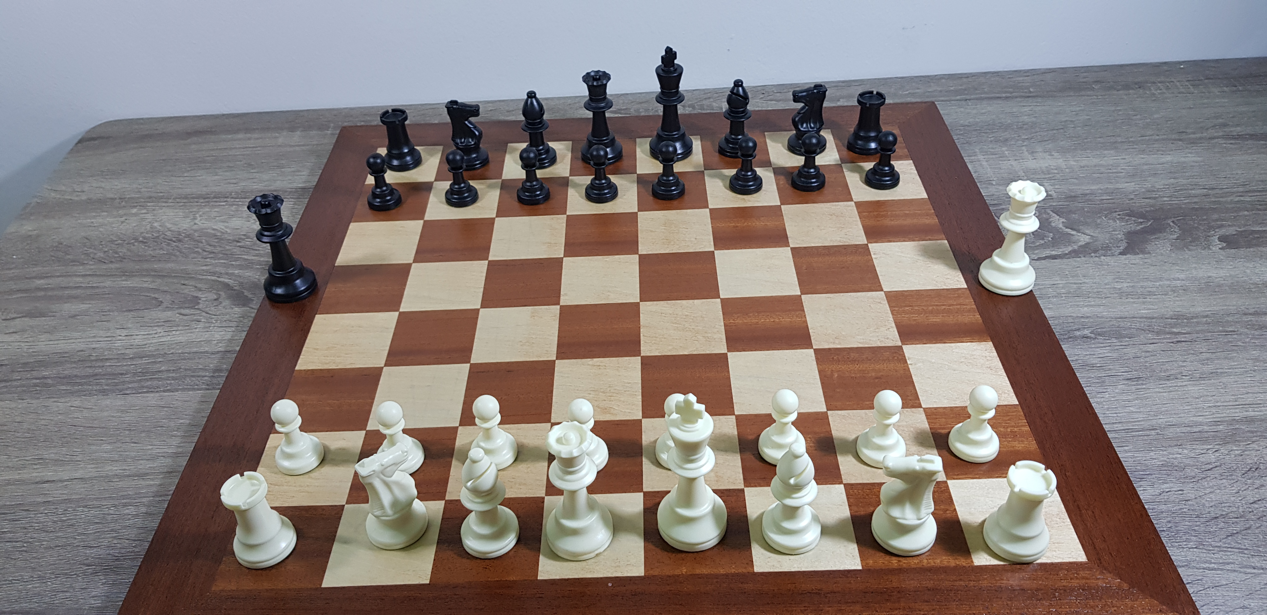 ชุุดหมากรุกสากลกระดานไม้ช่องขนาด 5.5x5.5 cm.พร้อมตัวหมากวัสดุเรซิ่นมีที่ถ่วงน้ำหนัก