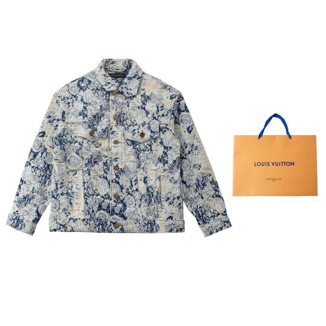 LV Classic Denim Jacket / LOUIS VUITTON Jacket เสื้อแจ็คเก็ตเดนิมทรงคลาสสิก เกรดออริจินอล มีป้ายแท็กที่คอเสื้อ ใส่ได้ทั้งผู้หญิงผู้ชาย พร้อมส่งที่ไทย ภาพสินค้าถ่ายจากงานขายจริง ใช้งานต่างประเทศได้