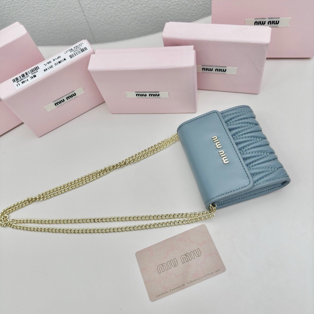 Miu Miu Quilted Wallet On Chain / MIU MIU Wallet Nappa Matelassé Leather กระเป๋าสตางค์หนังแนปป้า พร้อมสายสะพายอะไหล่ทอง