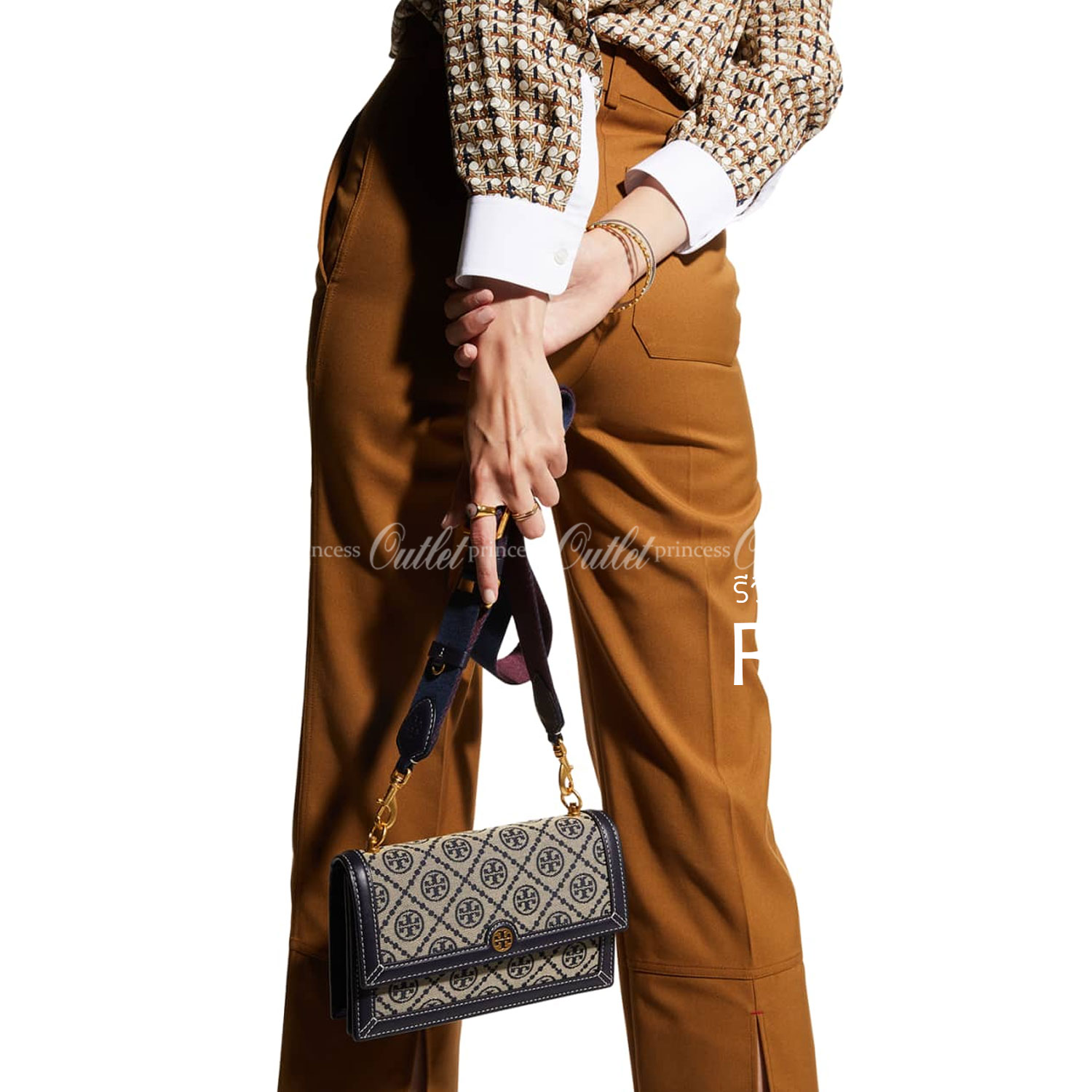 Medium Tory burch t monogram jacquard shoulder bag คอลเลคชั่น T Monogram สำหรับคอลเลคชั่นฤดูใบไม้ผลิ 2021 เราสร้างสรรค์ลายโมโนแกรมที่ได้รับแรงบันดาลใจมาจากลวดลายการถักทอผ้าห่มของชาว Pennsylvania Dutch แบบดั้งเดิม เป็นการเฉลิมฉลองโลโก้สุดไอคอนนิคของแบรนด์ 