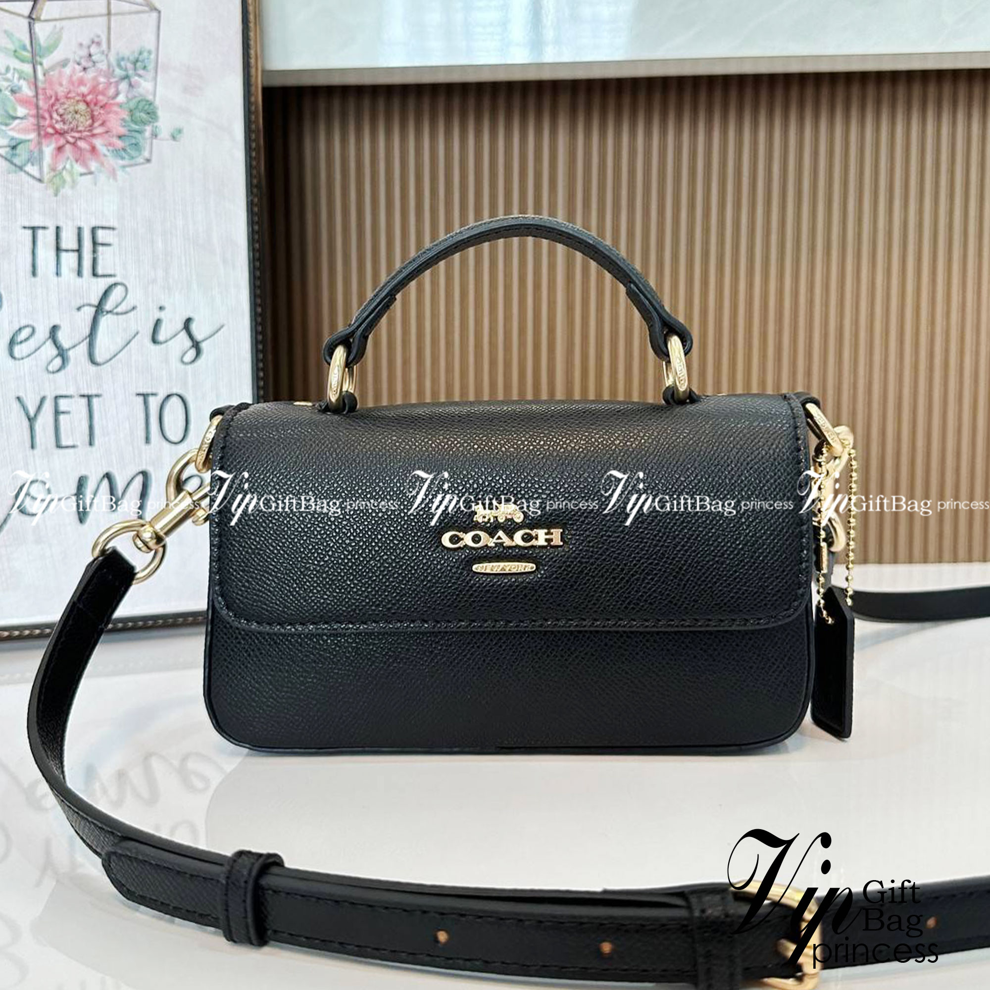 Coach Mini Josie Top Handle Crossbody In Blocked Signature Canvas (cc340) ใหม่ล่าสุด กระเป๋าสะพายหรือถือใบเล็กกระทัดรัด วัสดุหนังตัดขอบหนังแท้ ภายในช่องโล่งกว้างสามารถใส่โทรศัพท์ iPhonePro max ได้ มีช่องใส่บัตรเครดิต 2 ช่อง เปิดปิดด้วนกระดุมแป๊ก ซับในผ้า 