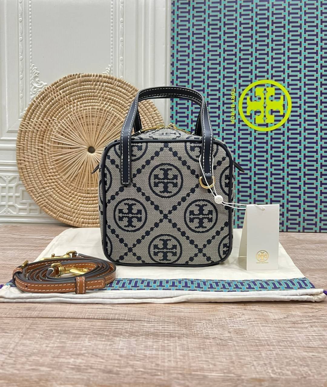 TORY BURCH T MONOGRAM JACQUARD CUBE BAG 🎁พร้อมส่งที่ไทยใหม่ล่าสุด! ปีใหม่นี้เราต้องมีกระเป๋าสวยและเก๋ไว้ใช้กันค่ะ กับกระเป๋าทรง CUBE ดีไซด์ให้ดูเรียลร่วมสมัยมากขึ้น สามารถหยิบจับของได้ง่าย ทรงกระเป๋าแบบกล่อง