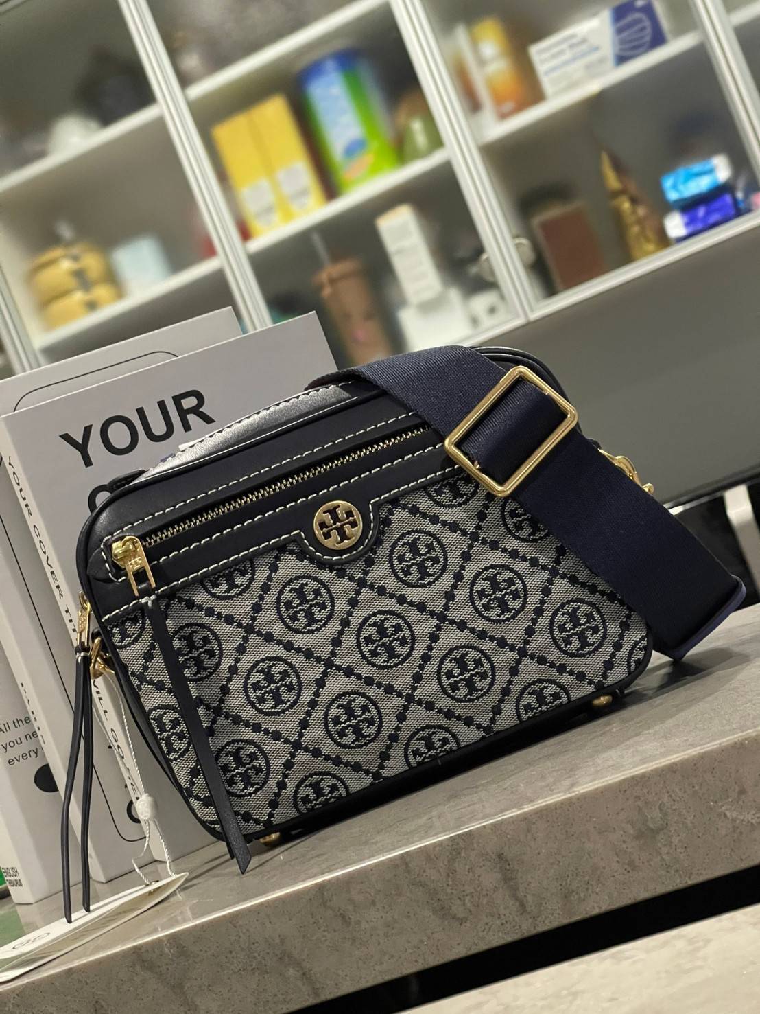 TORY BURCH T MONOGRAM JACQUARD CAMERA BAG การออกแบบที่เรียบง่าย แต่ยังคงความหรูหราเอาไว้ โดดเด่นด้วยลวดลาย T Monogram