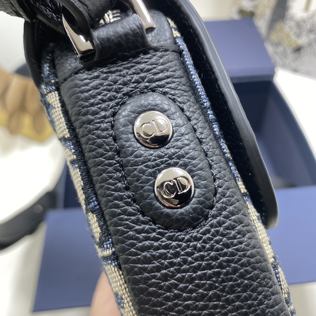 ORI หนังแท้ | DIOR Mini Saddle Bag กระเป๋าสะพาย คาดอก ผ้าแจ็กการ์ดลาย Oblique สีเบจและสีดำ นำเสนอมุมมองใหม่ให้กับดีไซน์ไอคอนิกด้วยรูปทรงที่ทันสมัย