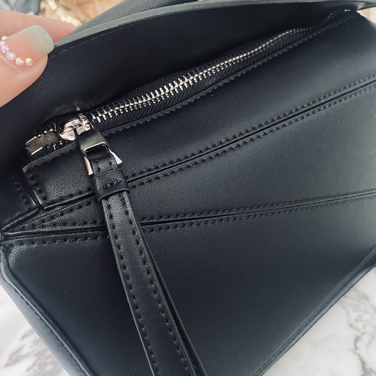 LOEWE Puzzle bag in smooth leather กระเป๋าสะพายทรงกล่องเรียบแต่หรูคูลและเท่ห์ สุดยอดแบรนด์ที่ดีไซน์เป็นเอกลักษณ์ โดดเด่น สไตล์พัซเซิล ใช้ได้ทั้งชายหญิง