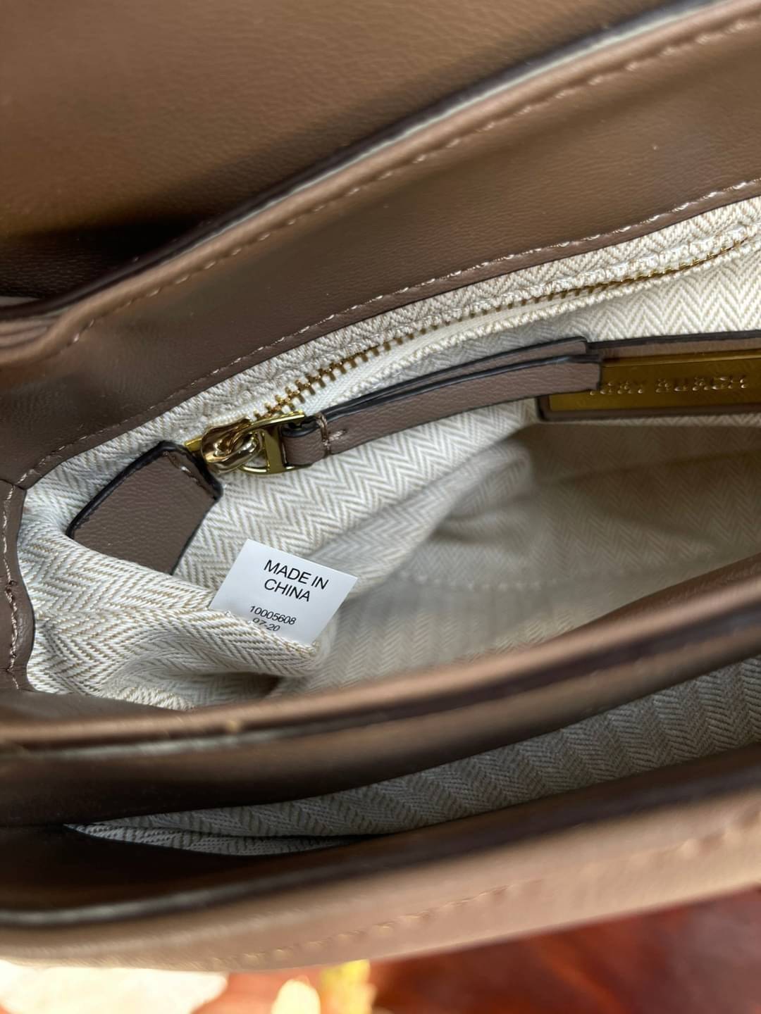 TORY BURCH Kira Chevron Top-handle Satchel กระเป๋าหนังแกะ สัมผัสนุ่มควบคู่กับดีไซน์อันเป็นเอกลักษณ์ กระเป๋าถือทรงสวยที่มีดีไซน์อันเป็นเอกลักษณ์ไม่เหมือนกับที่ไหน ด้วยการตัดเย็บหนังแกะแสนนุ่มแบบลายบุสองชั้น เพิ่มมูลค่าด้วยสายสะพายที่ทำจากโลหะสีทอง อีกทั้งย