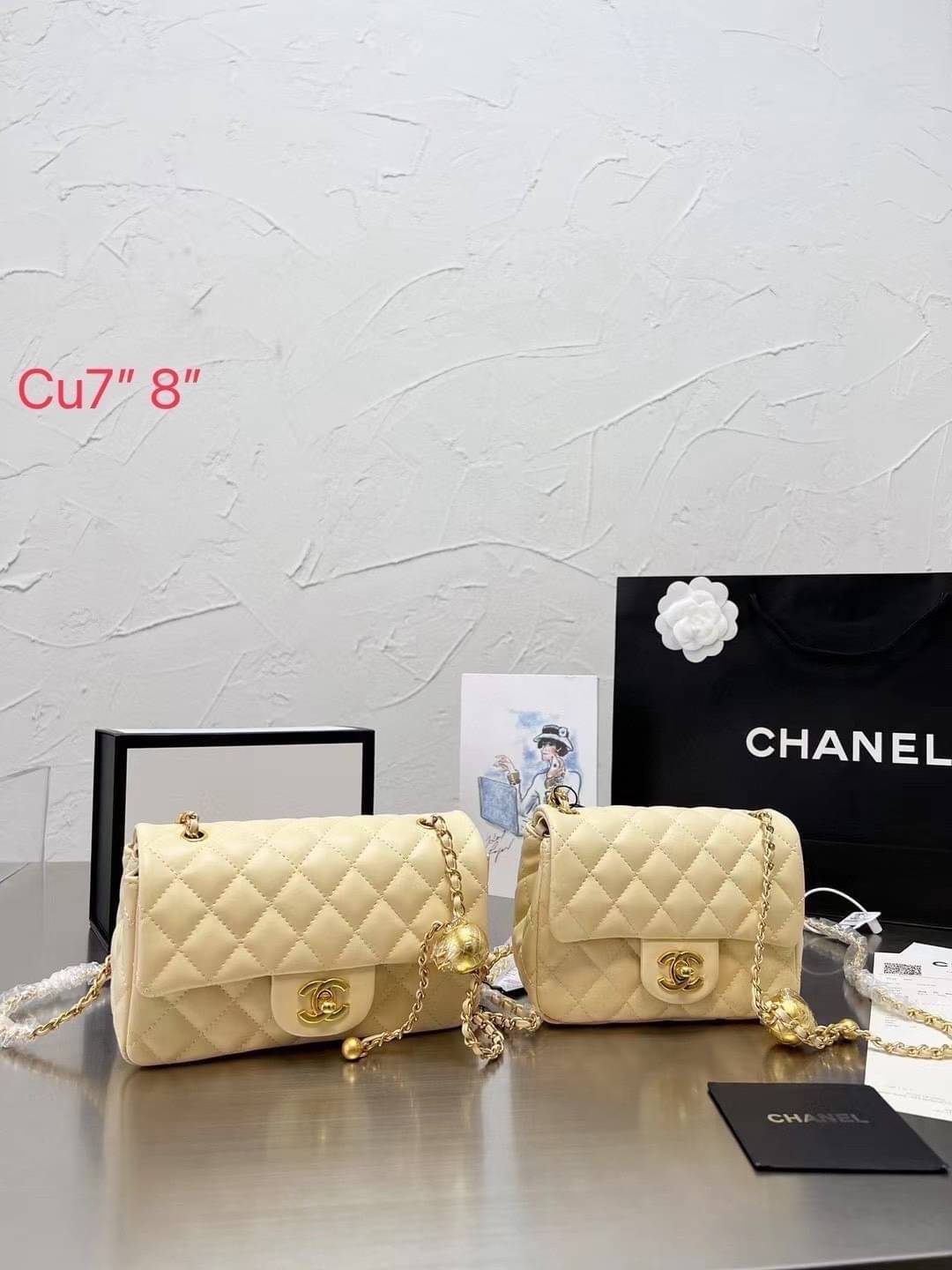 Chanel 22c classic golden ball / Chanel Pearl with Chain crossbody bag กระเป๋าสะพายข้างหรือสะพายเป็นครอสบอดี้ ใบนี้ไปถือออกงาน ก็สวยหรูดูแพงสุดๆค่า!! คลาสสิคและโดดเด่นทุกสี